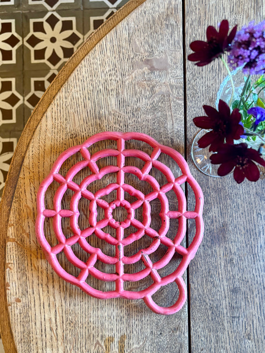 Dessous de plat vintage en fonte rose