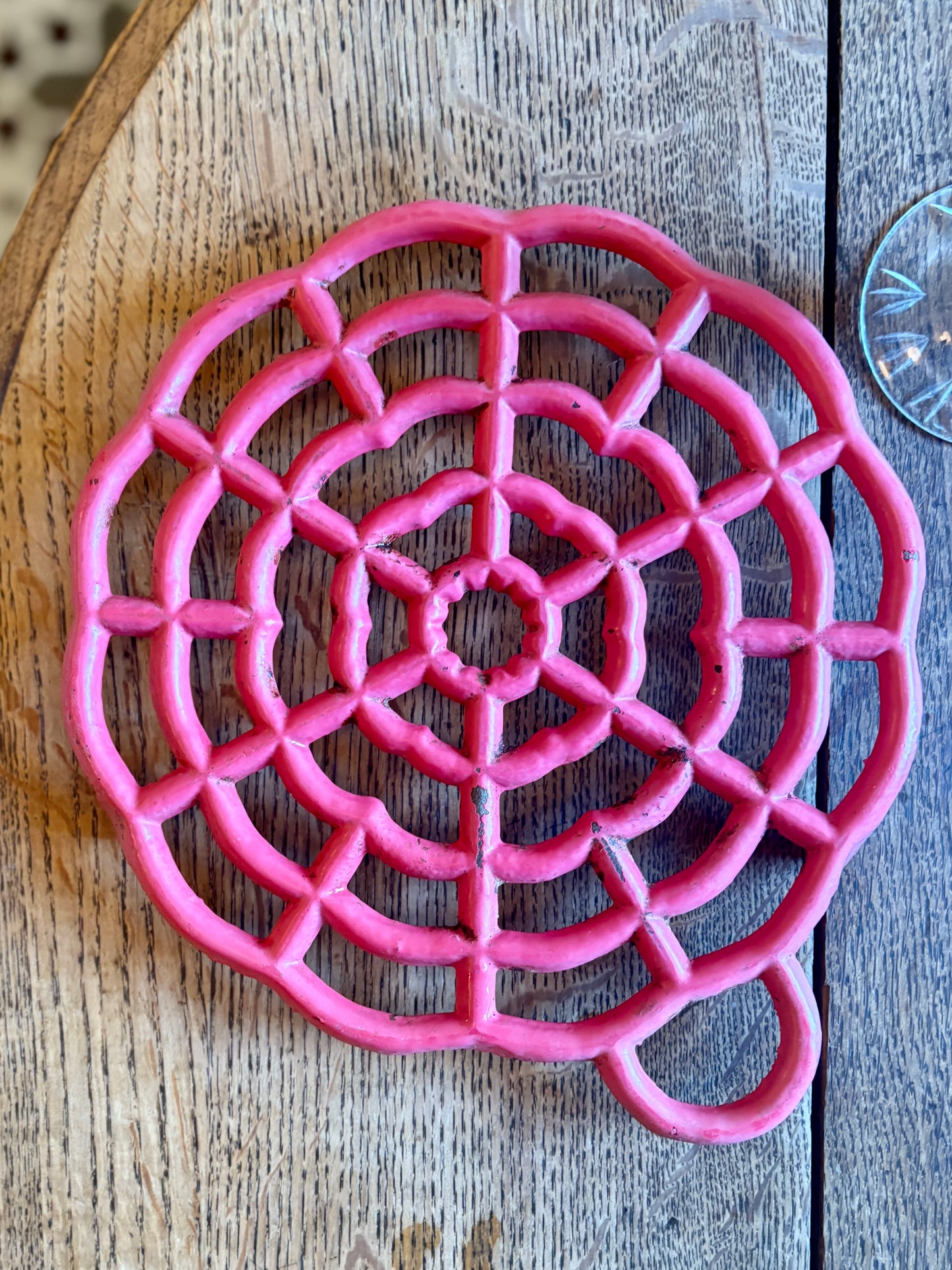 Dessous de plat vintage en fonte rose