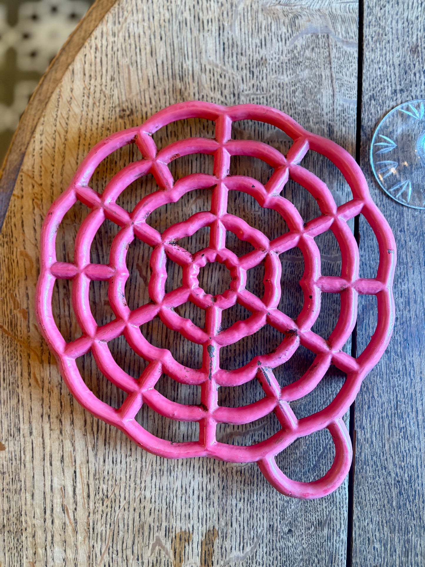Dessous de plat vintage en fonte rose