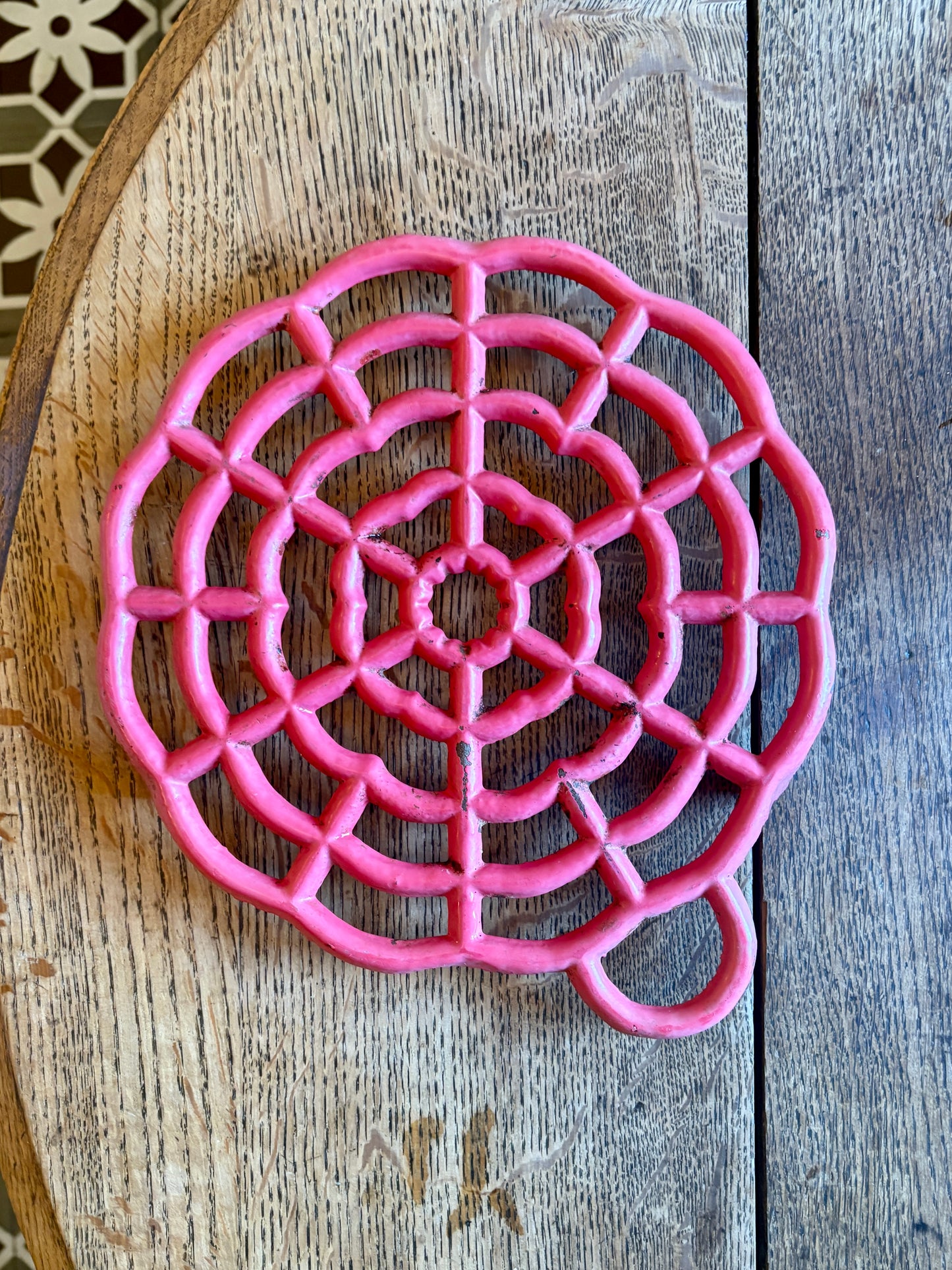 Dessous de plat vintage en fonte rose