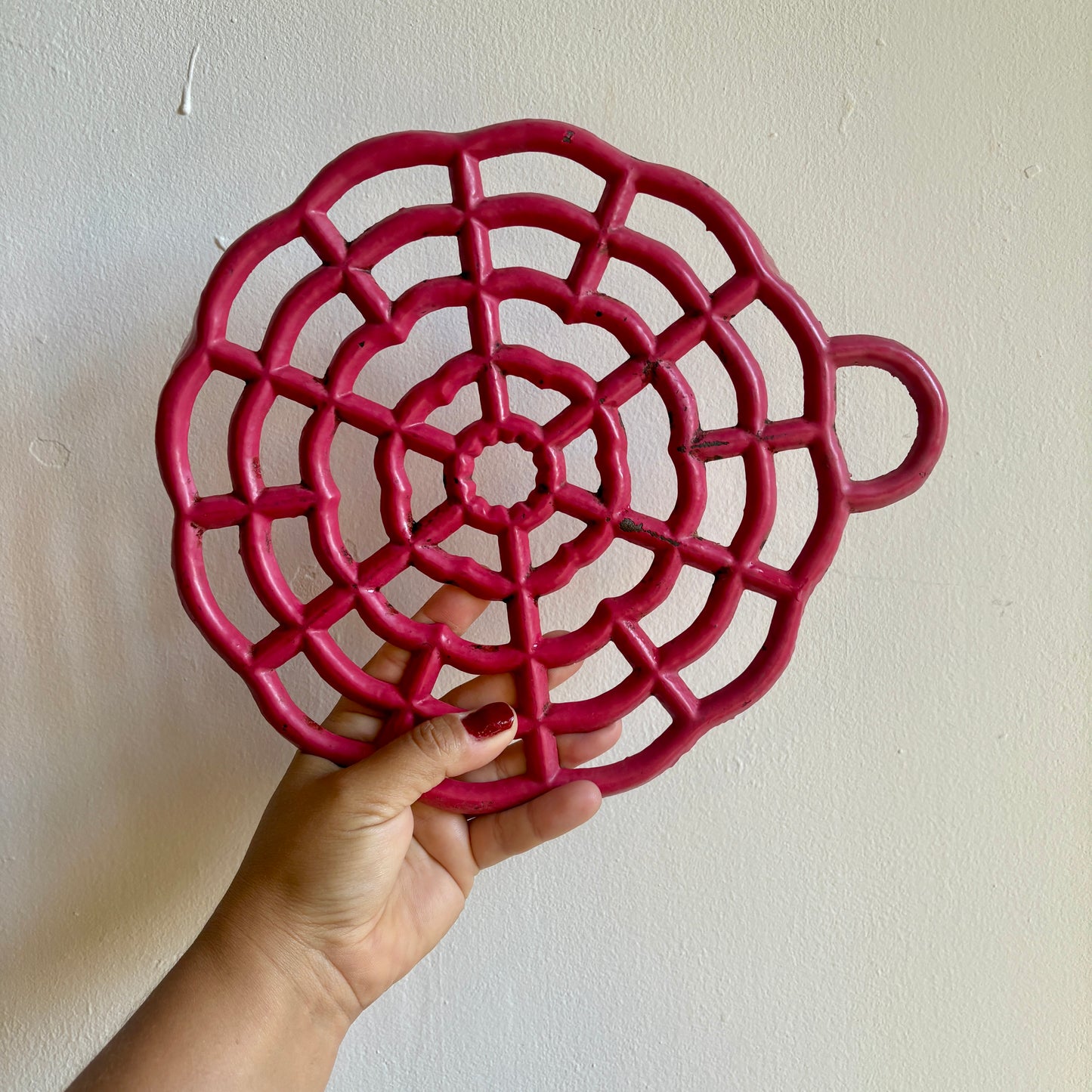 Dessous de plat vintage en fonte rose