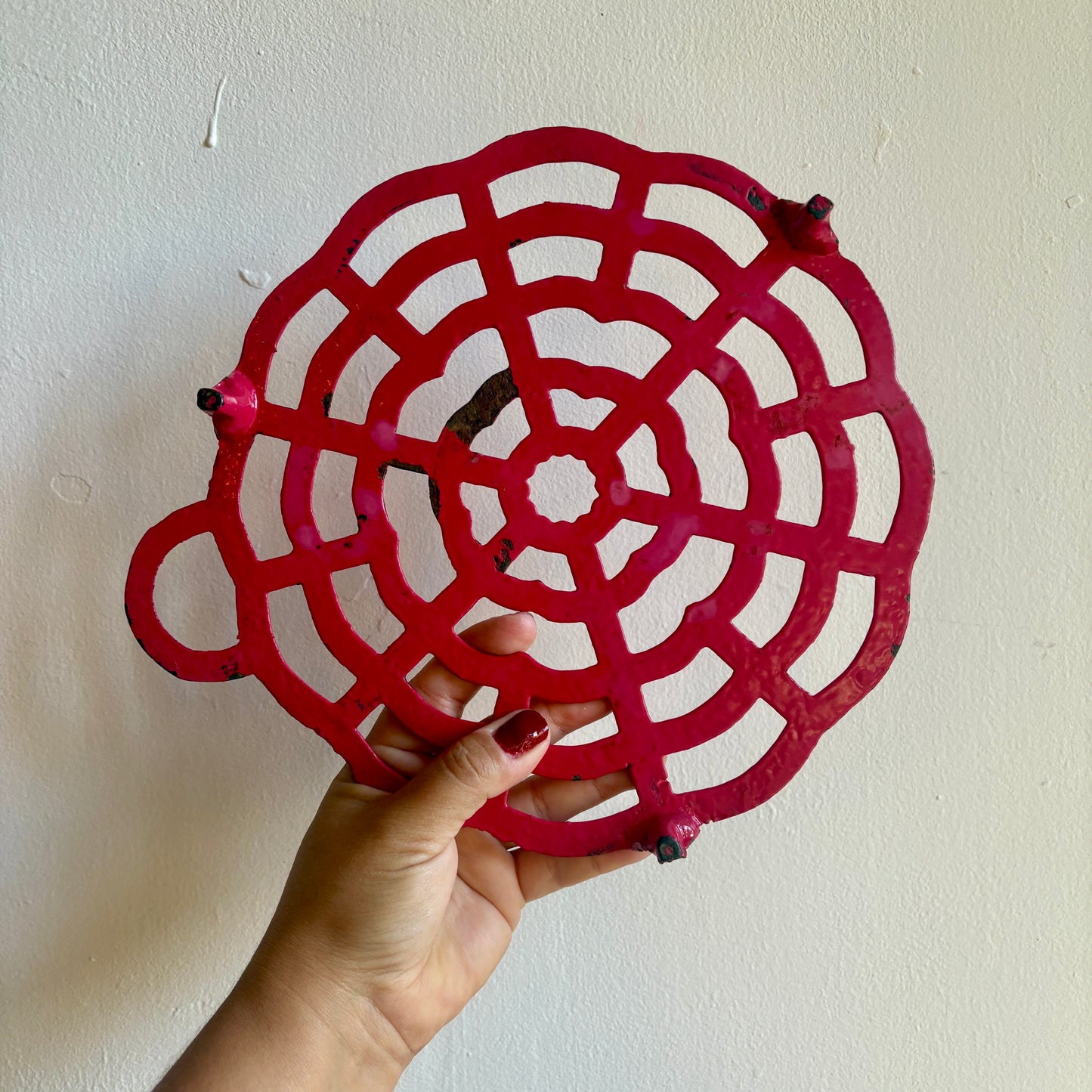 Dessous de plat vintage en fonte rose