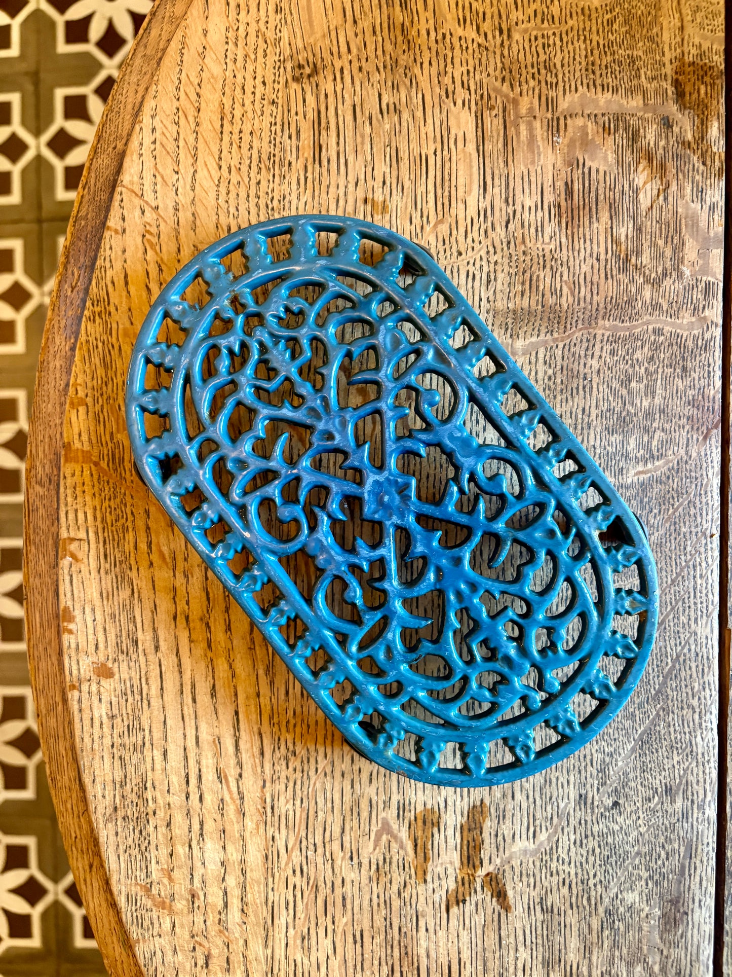 Dessous de plat vintage en fonte bleu