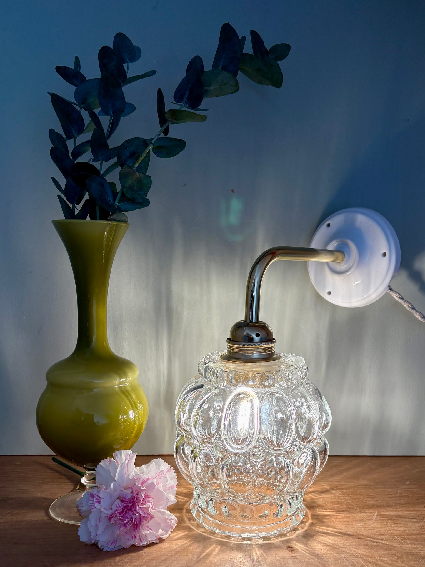 Applique coudée globe vintage en verre transparent bulle
