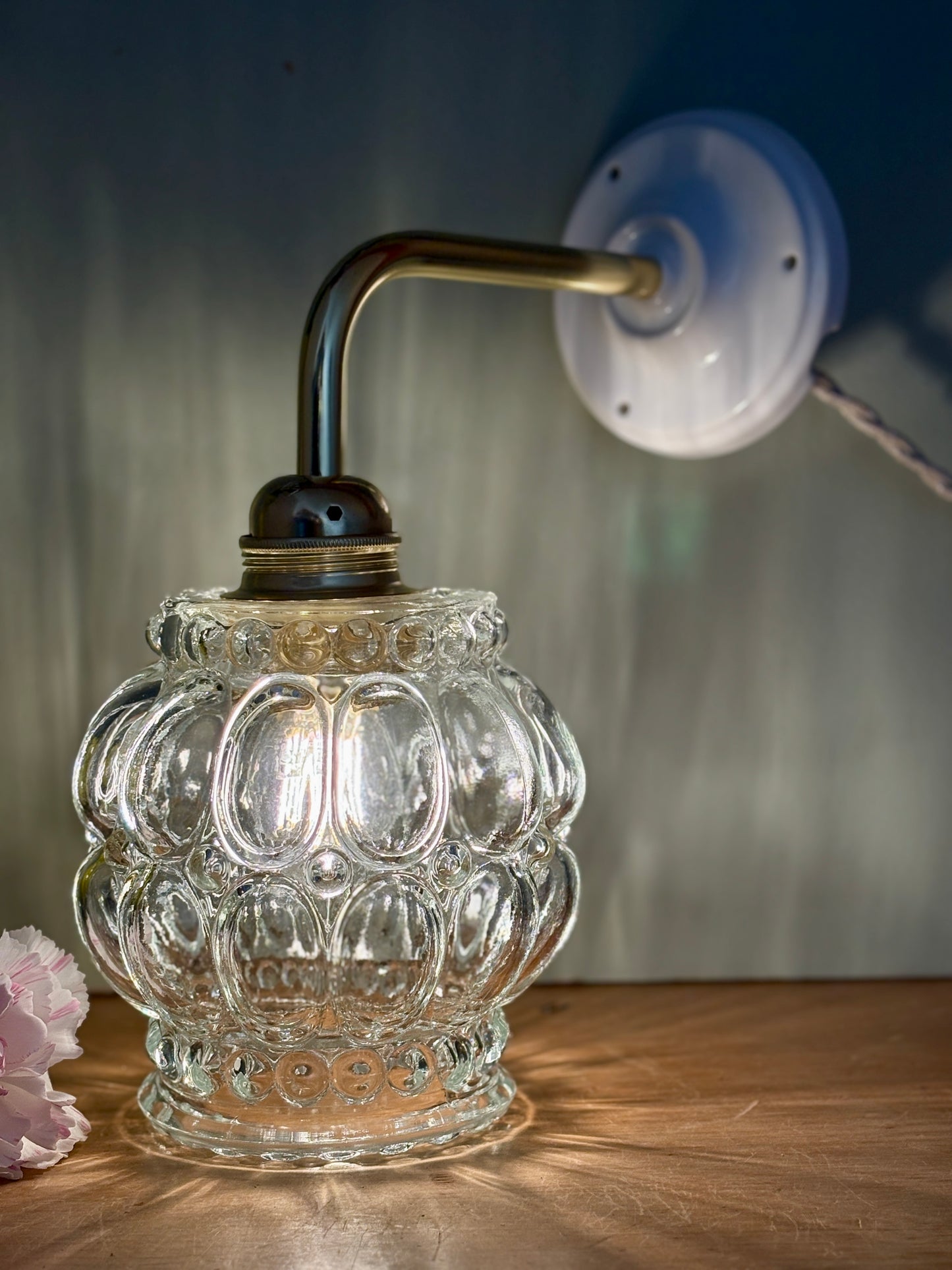 Applique coudée globe vintage en verre transparent bulle