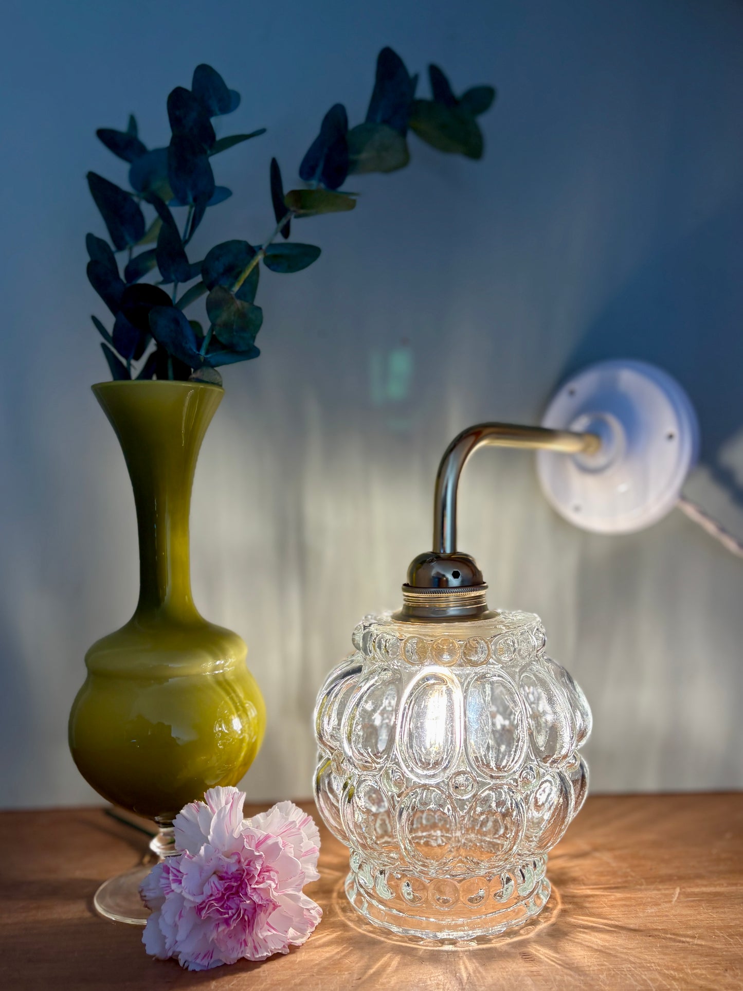 Applique coudée globe vintage en verre transparent bulle