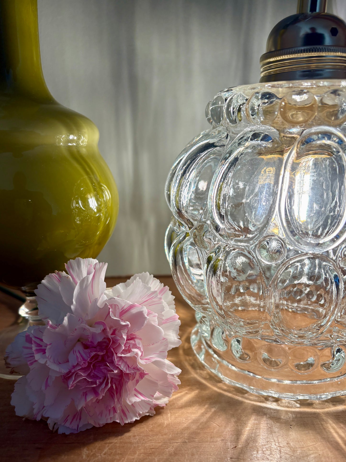 Applique coudée globe vintage en verre transparent bulle