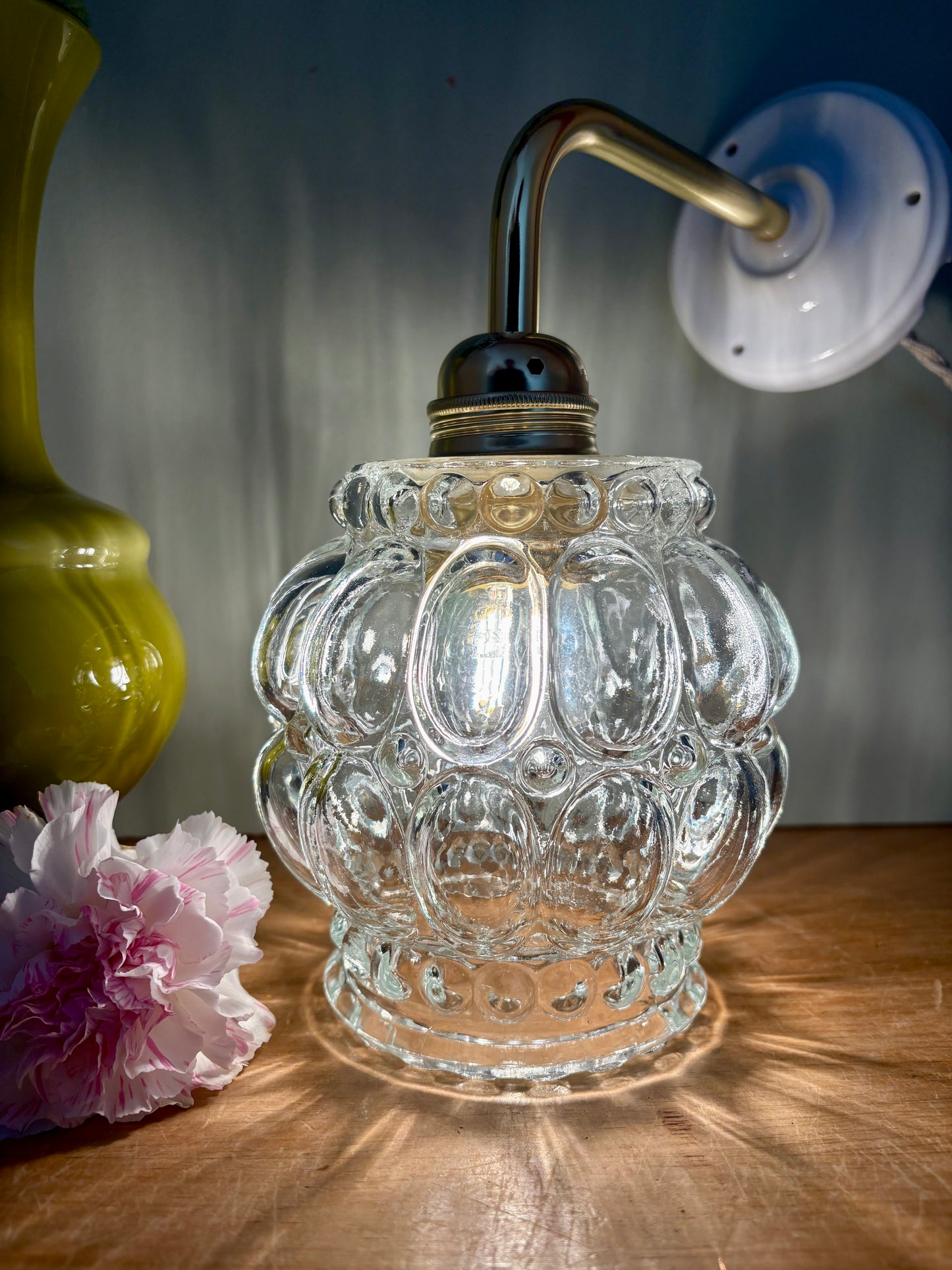 Applique coudée globe vintage en verre transparent bulle