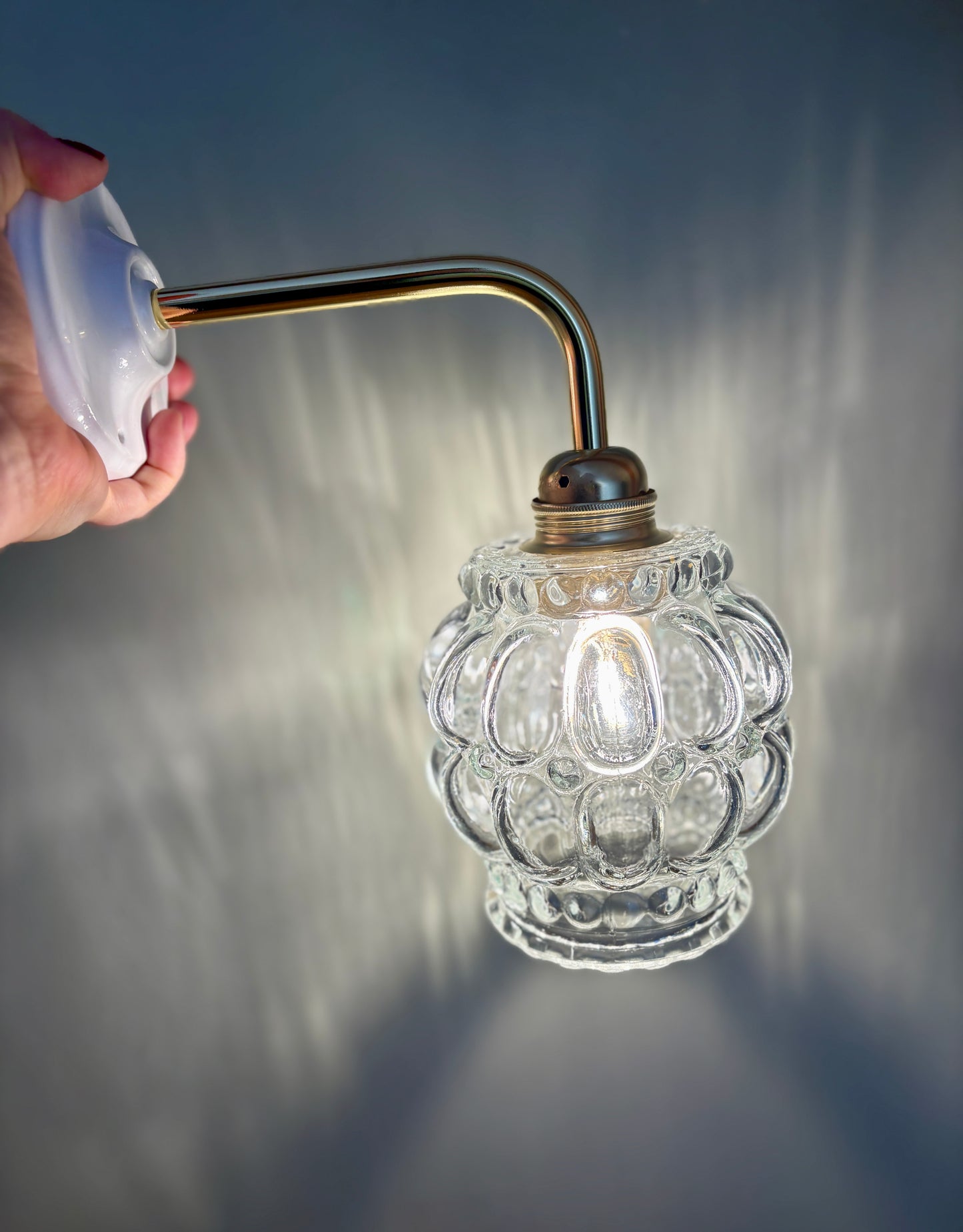 Applique coudée globe vintage en verre transparent bulle