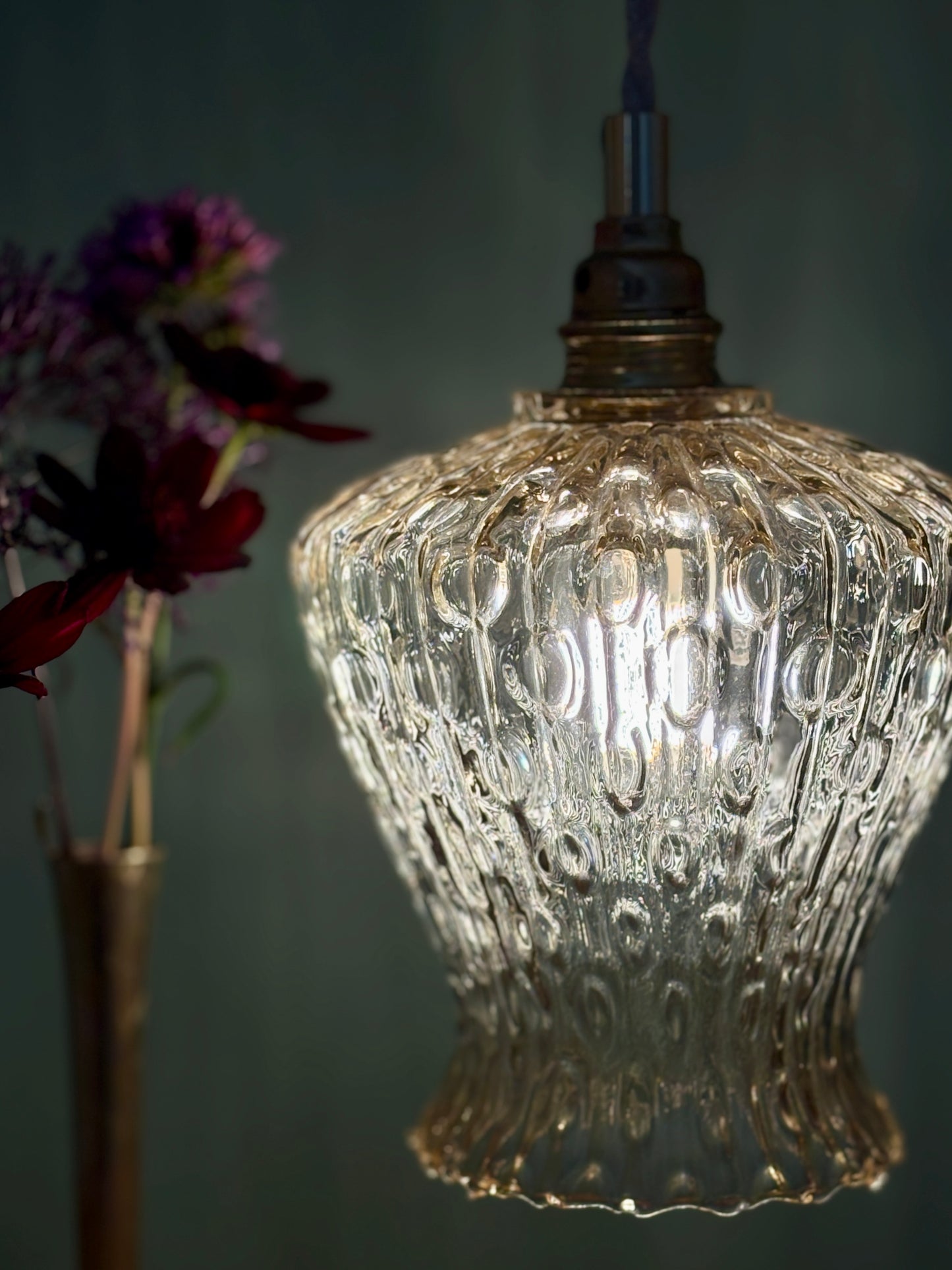 Suspension tulipe vintage en verre ambré