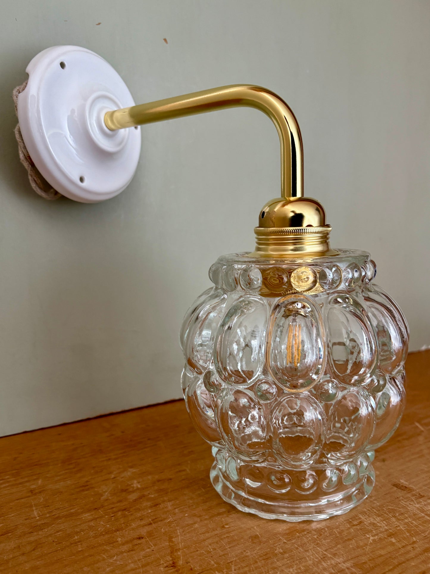 Applique coudée globe vintage en verre transparent bulle