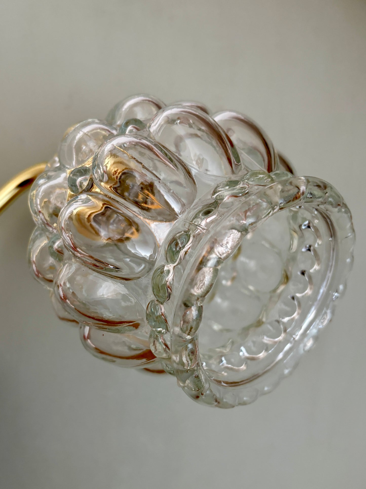 Applique coudée globe vintage en verre transparent bulle