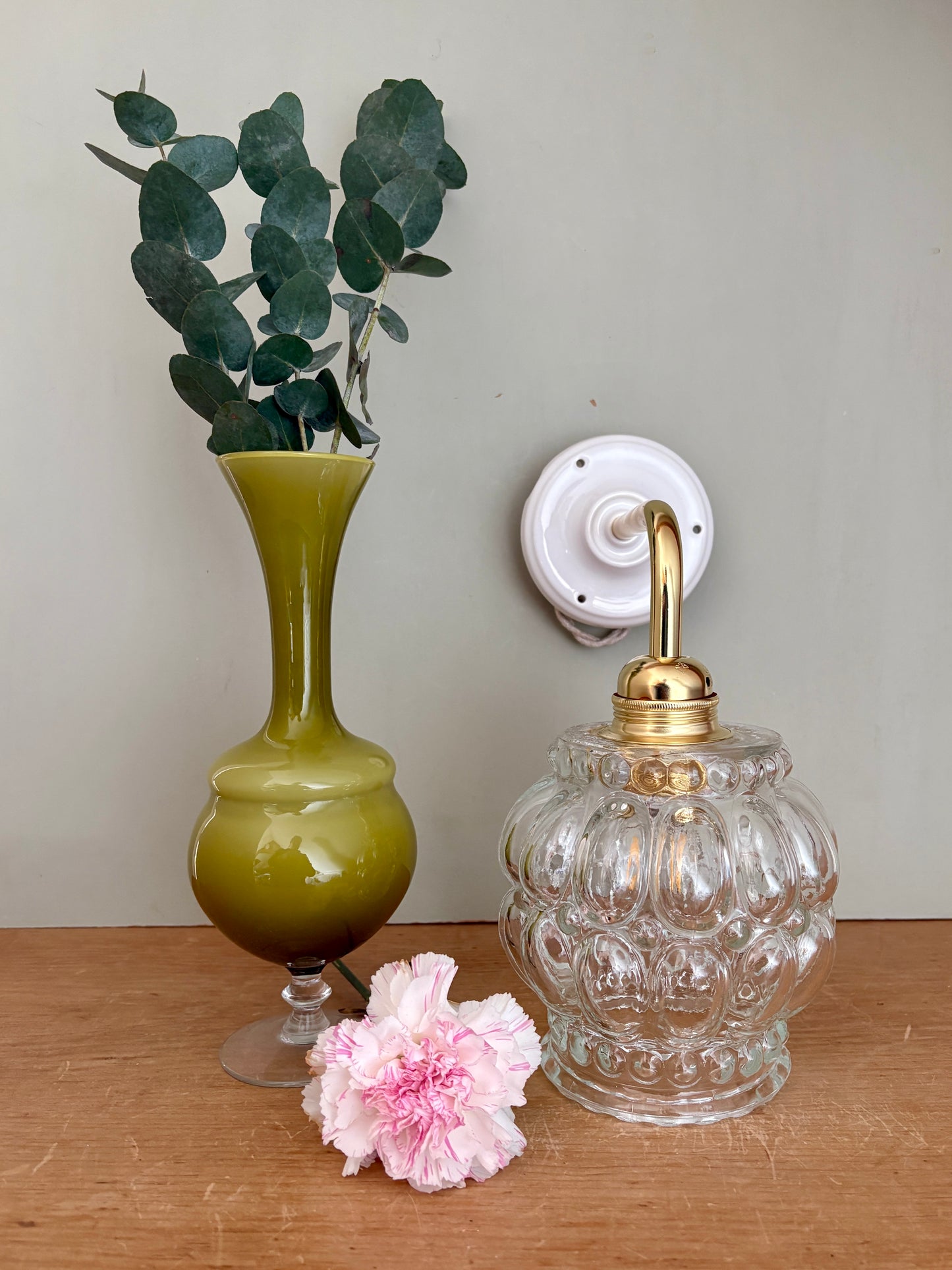 Applique coudée globe vintage en verre transparent bulle