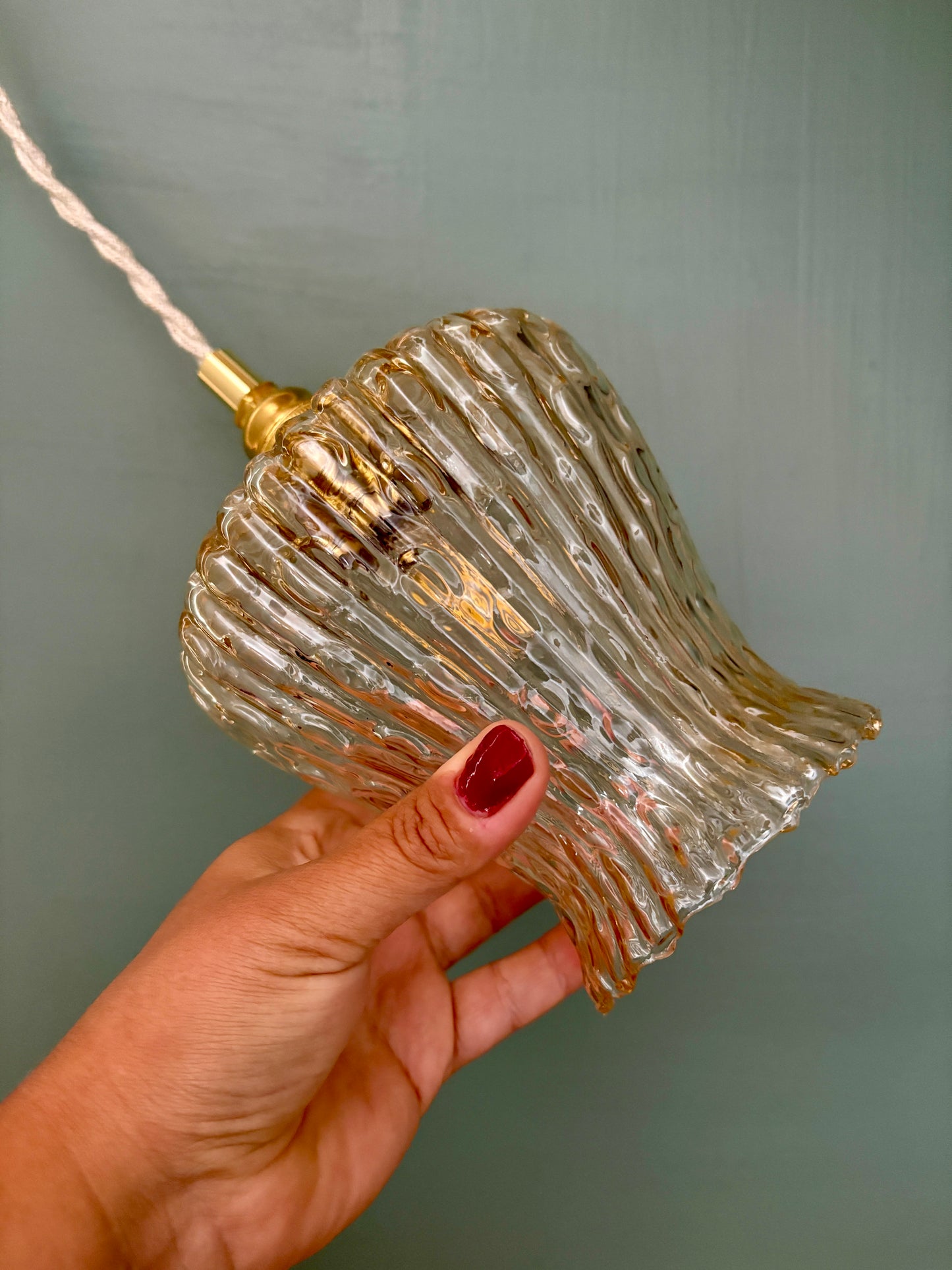 Suspension tulipe vintage en verre ambré