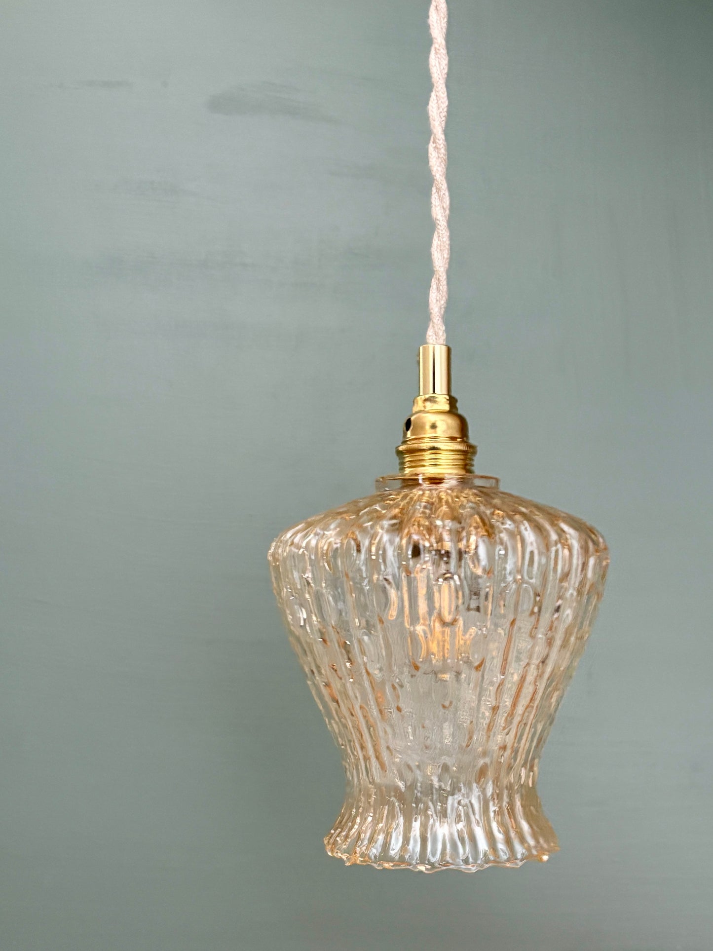 Suspension tulipe vintage en verre ambré