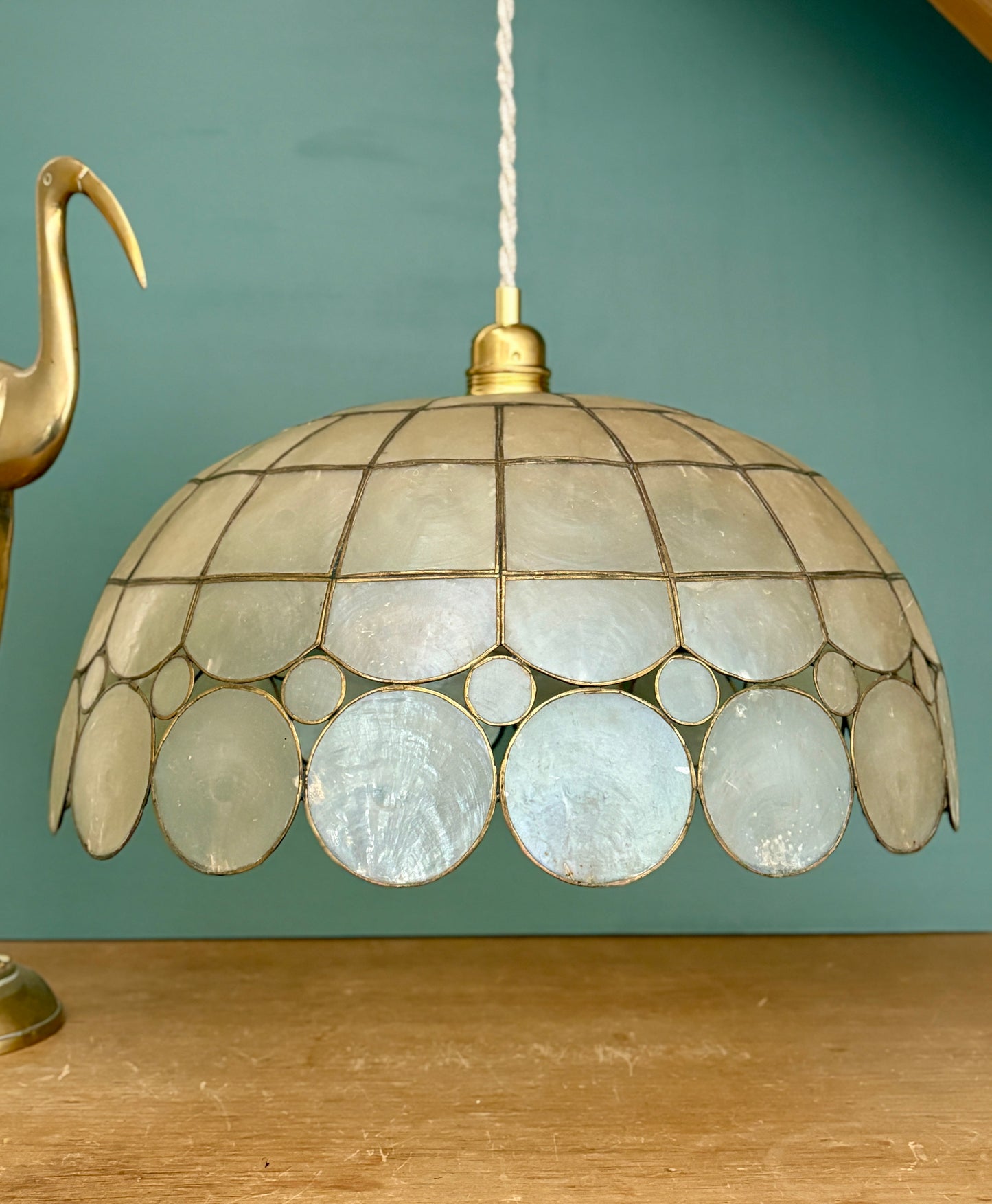 Suspension abat-jour en nacre et laiton vintage XXL