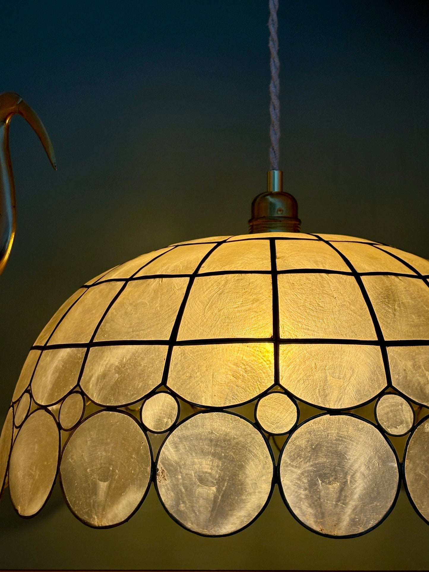Suspension abat-jour en nacre et laiton vintage XXL