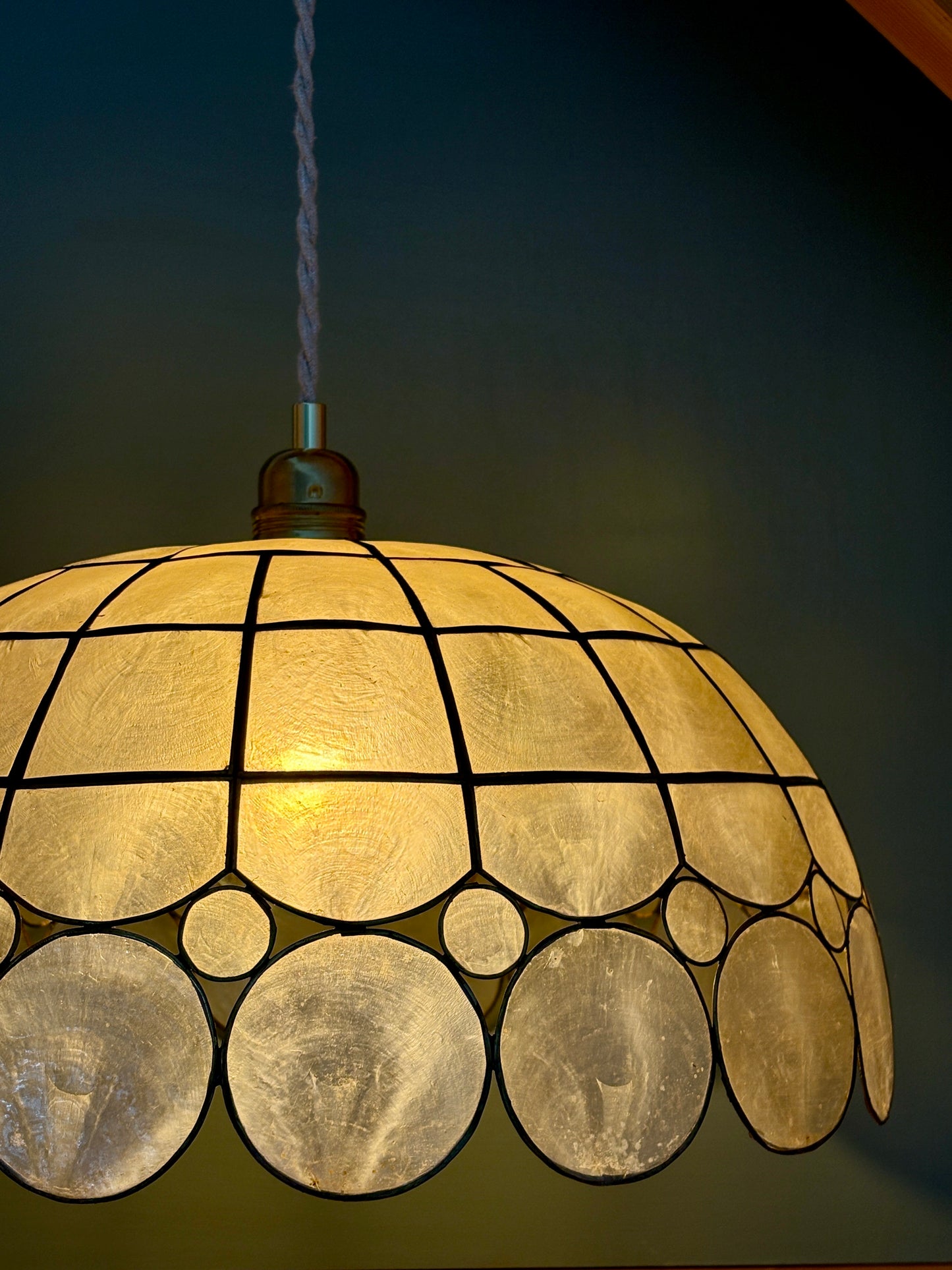 Suspension abat-jour en nacre et laiton vintage XXL