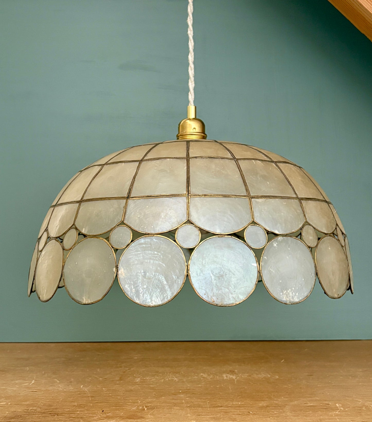 Suspension abat-jour en nacre et laiton vintage XXL