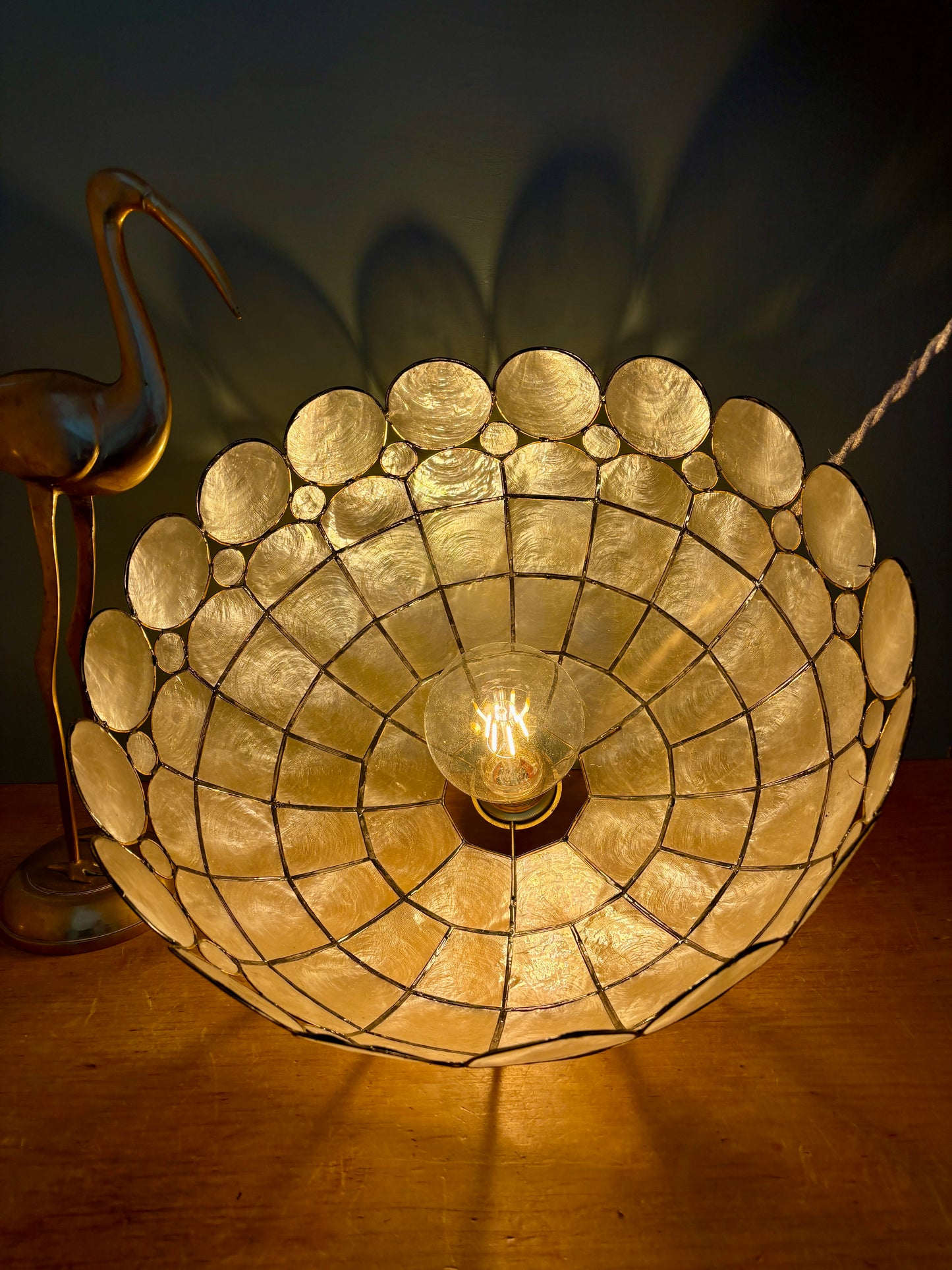 Suspension abat-jour en nacre et laiton vintage XXL