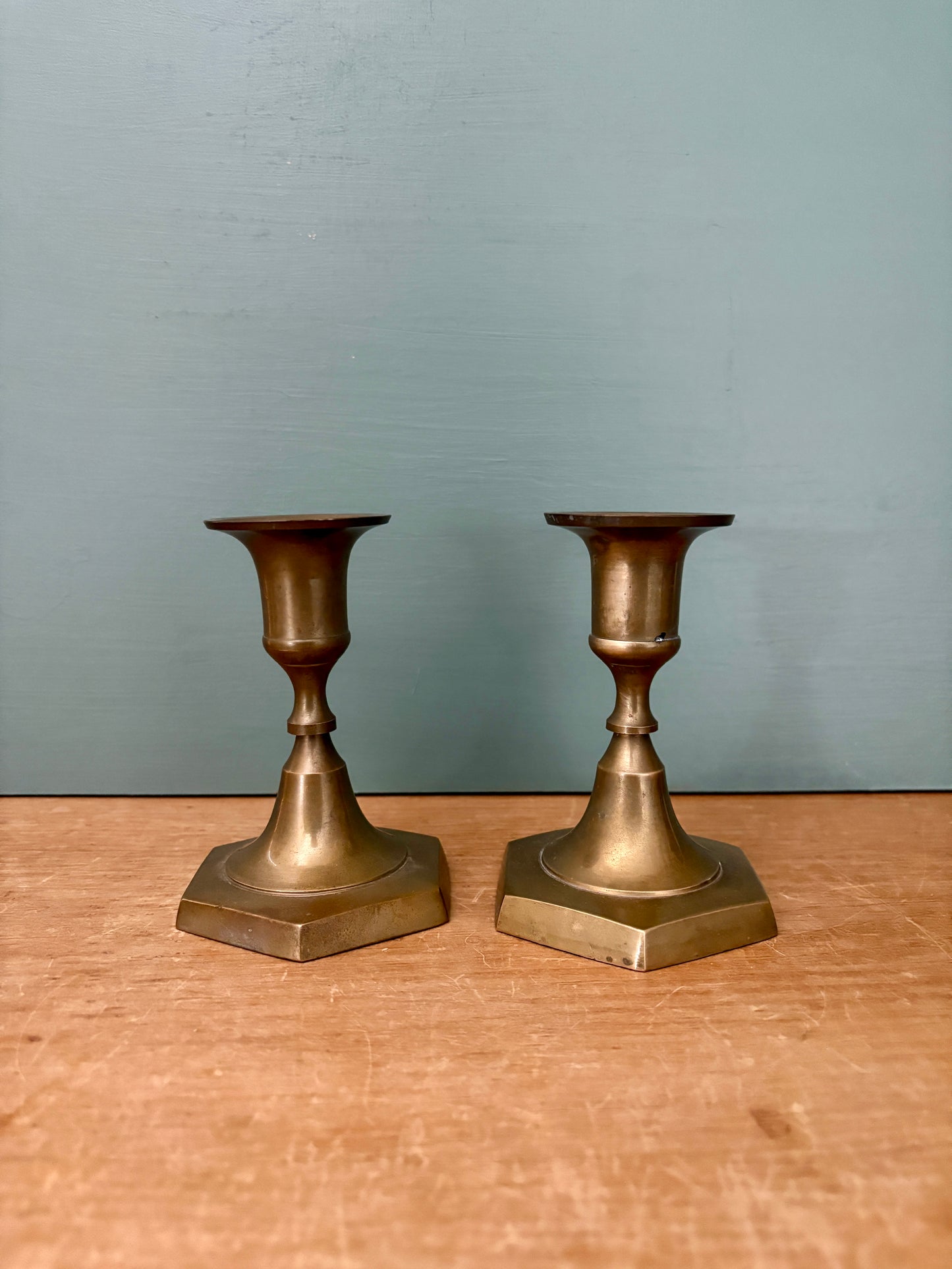 Lot de 2 Bougeoirs - chandeliers anciens en laiton (C2)