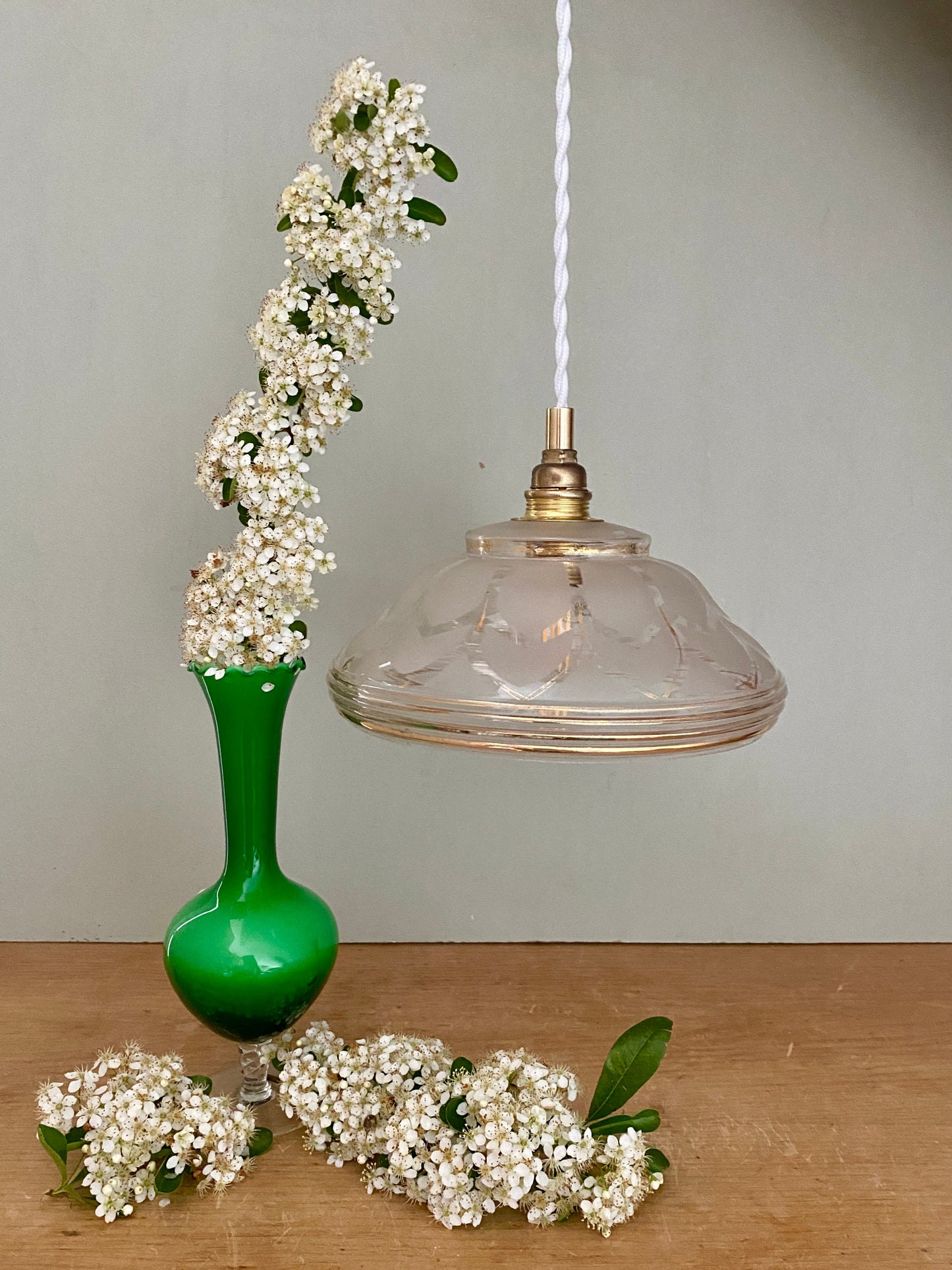 Suspension abat-jour vintage art déco en verre dépoli blanc et doré