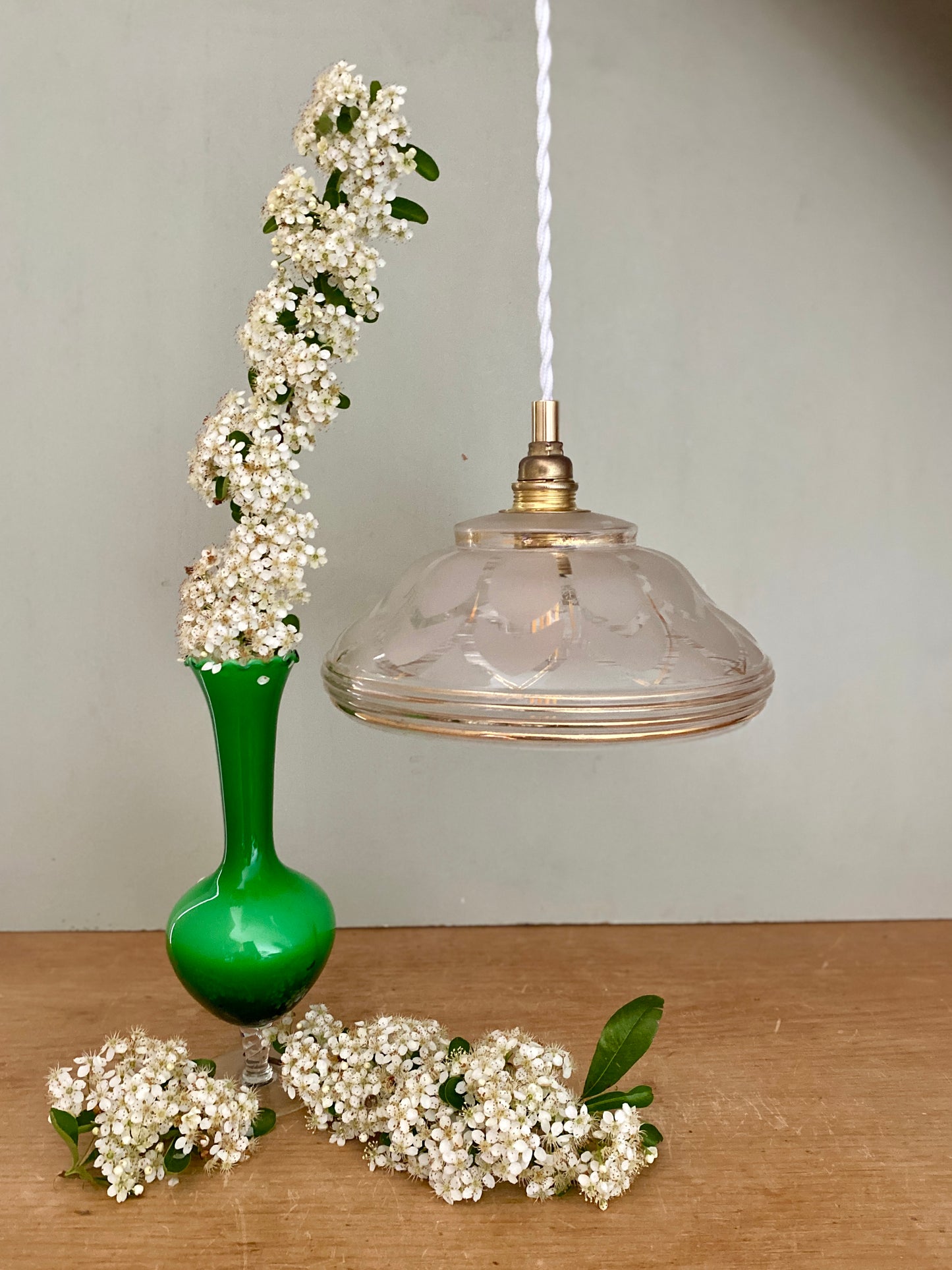 Suspension abat-jour vintage art déco en verre dépoli blanc et doré