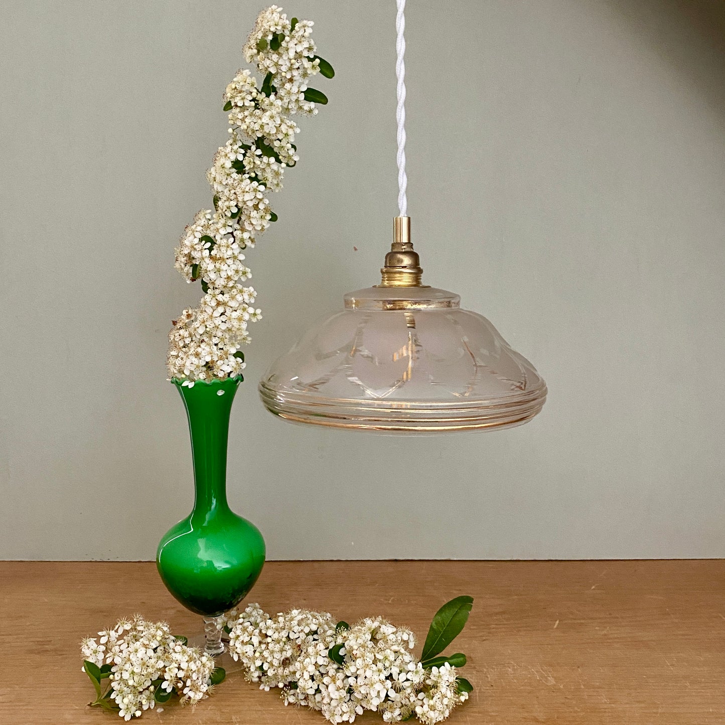 Suspension abat-jour vintage art déco en verre dépoli blanc et doré