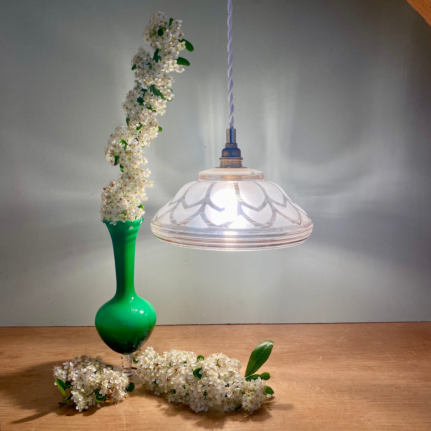 Suspension abat-jour vintage art déco en verre dépoli blanc et doré