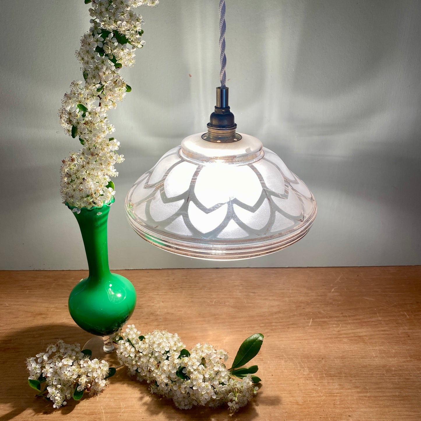 Suspension abat-jour vintage art déco en verre dépoli blanc et doré