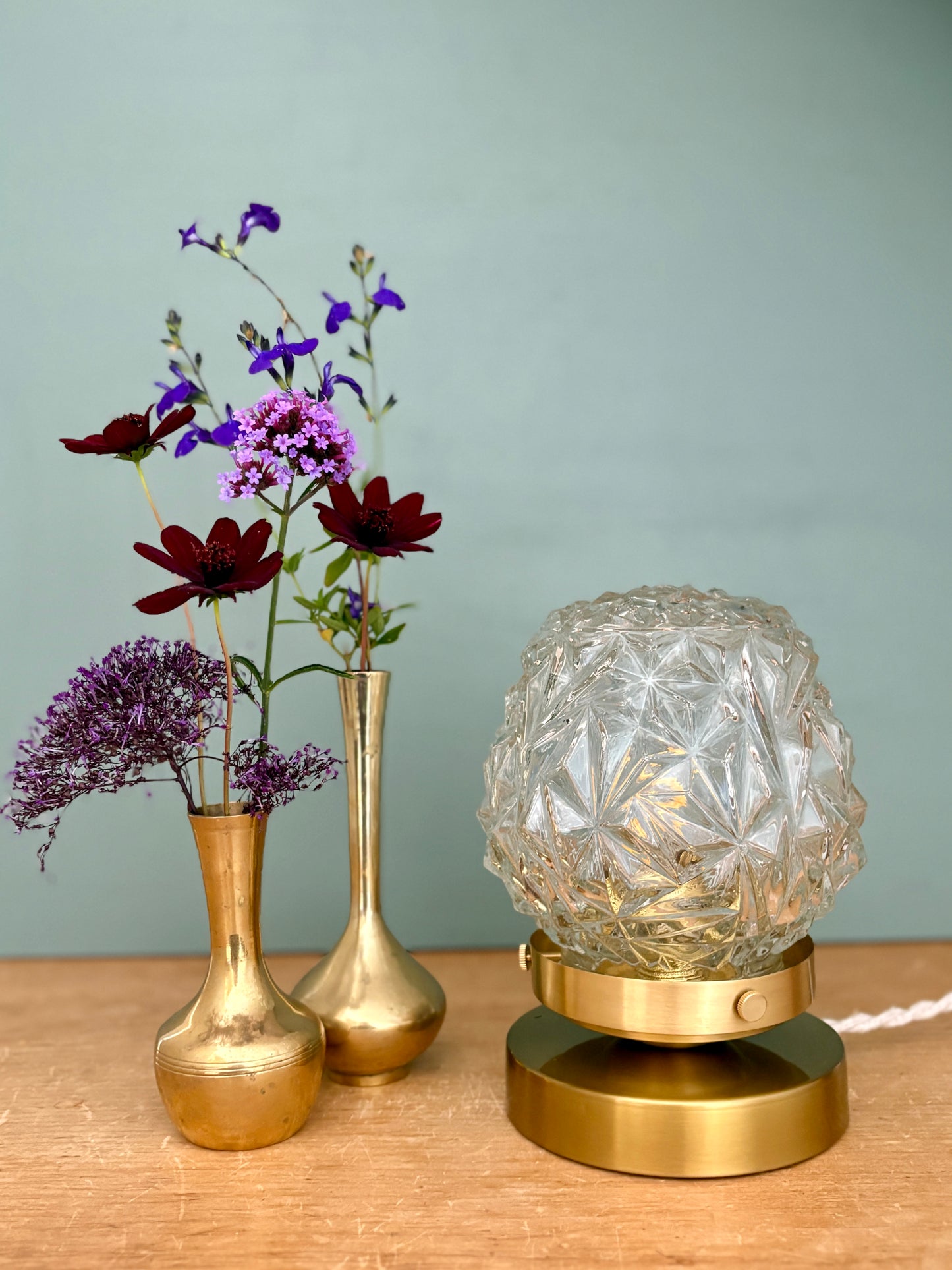 Lampe à poser globe vintage en verre moulé