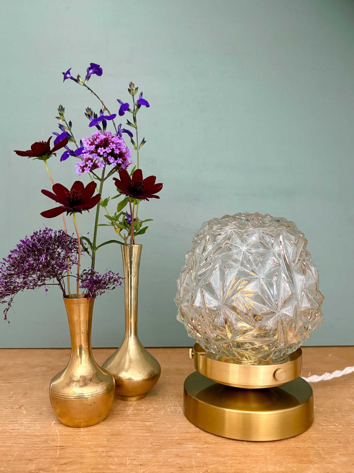 Lampe à poser globe vintage en verre moulé