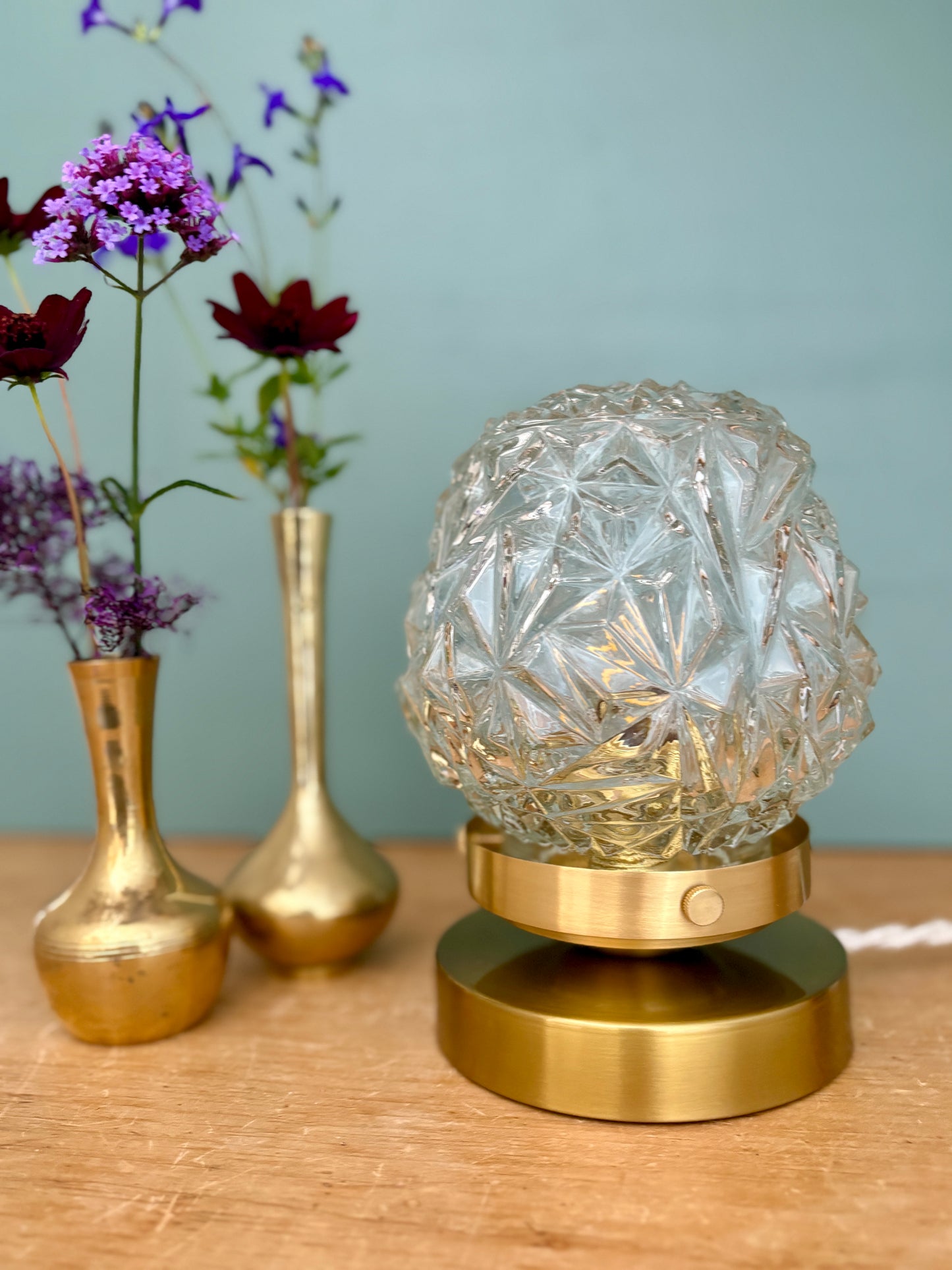 Lampe à poser globe vintage en verre moulé