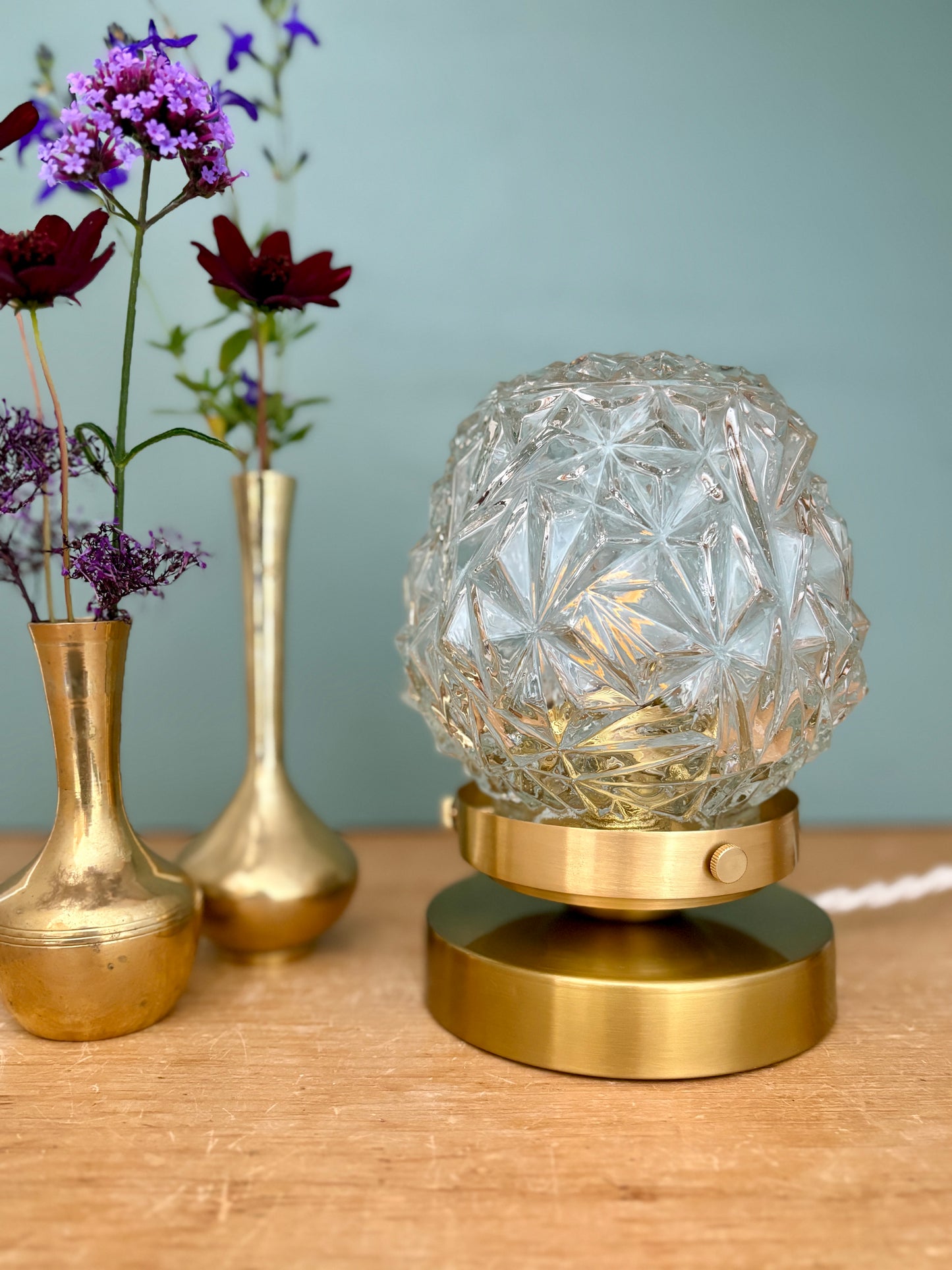 Lampe à poser globe vintage en verre moulé