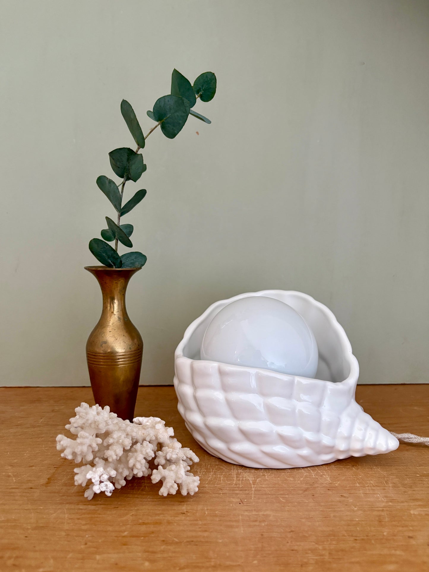 Lampe coquillage vintage en céramique et opaline blanche