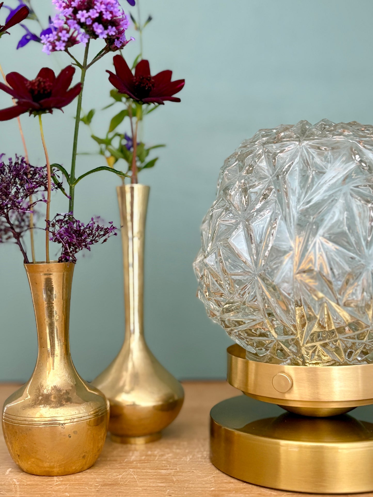 Lampe à poser globe vintage en verre moulé