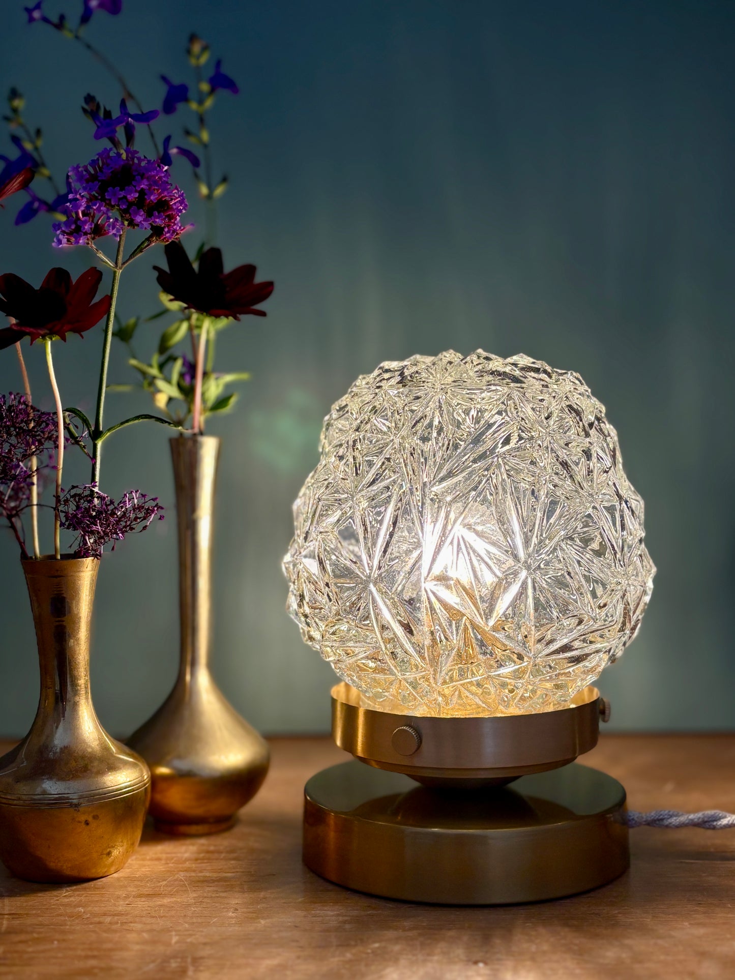 Lampe à poser globe vintage en verre moulé