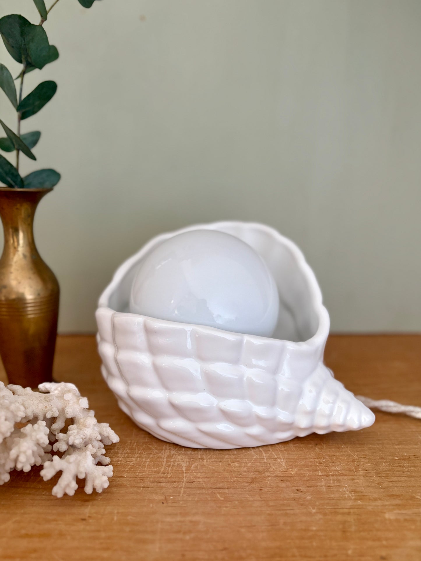 Lampe coquillage vintage en céramique et opaline blanche