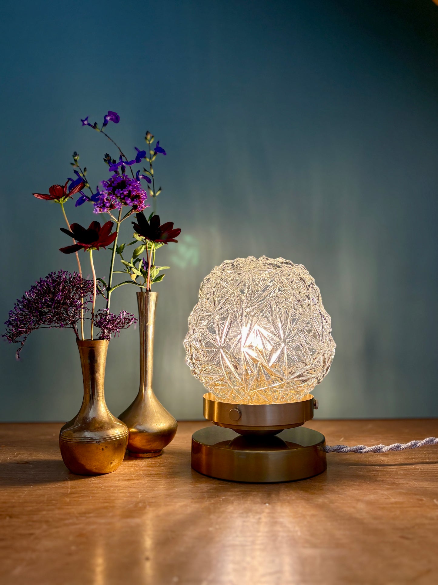 Lampe à poser globe vintage en verre moulé