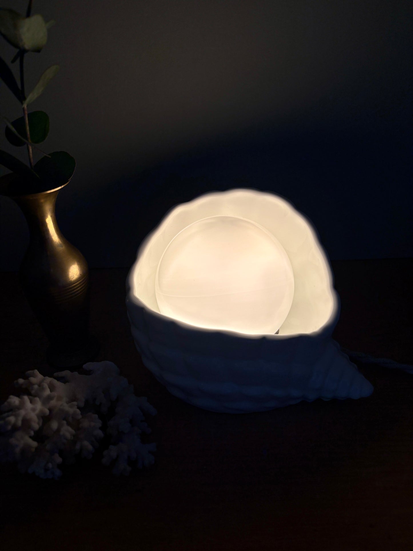 Lampe coquillage vintage en céramique et opaline blanche