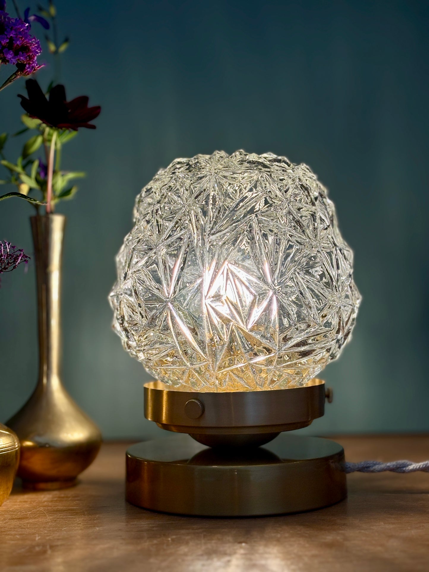 Lampe à poser globe vintage en verre moulé