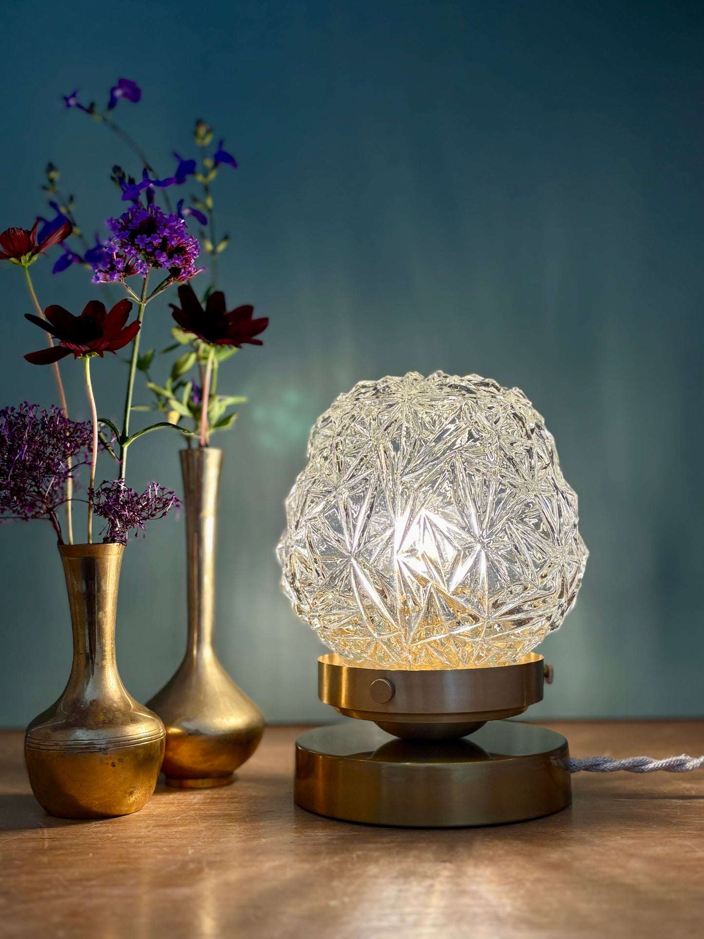 Lampe à poser globe vintage en verre moulé