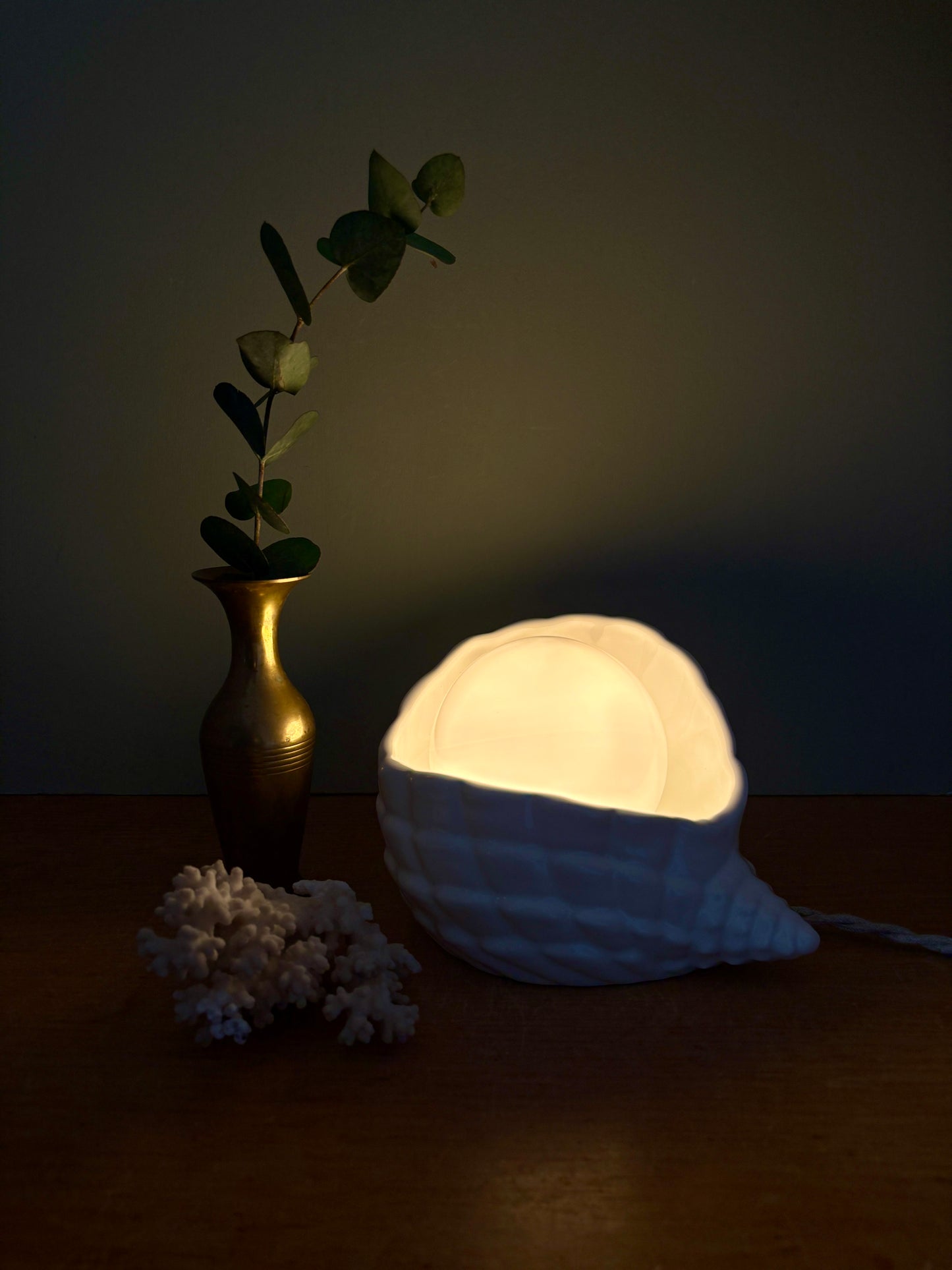 Lampe coquillage vintage en céramique et opaline blanche
