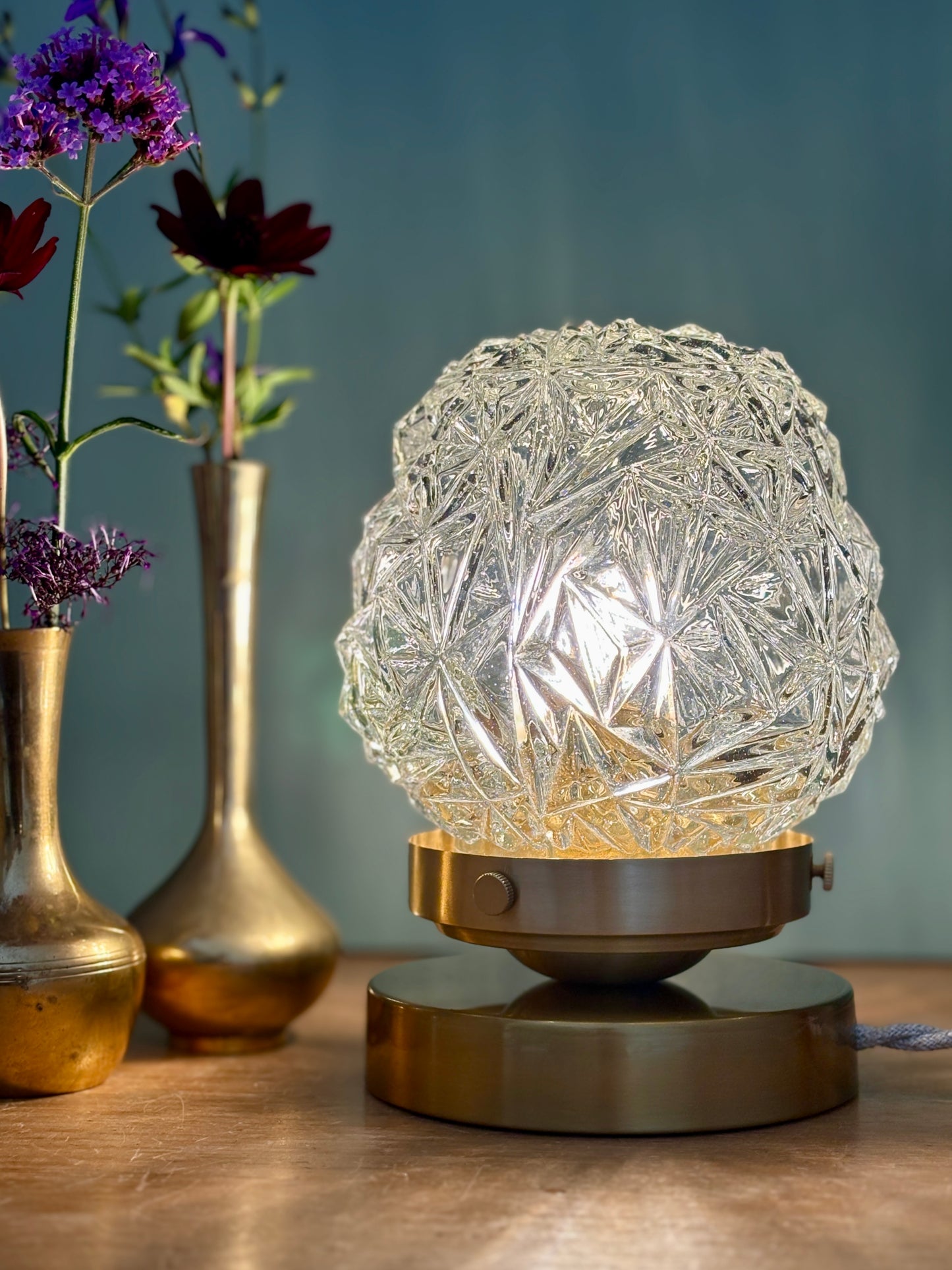 Lampe à poser globe vintage en verre moulé