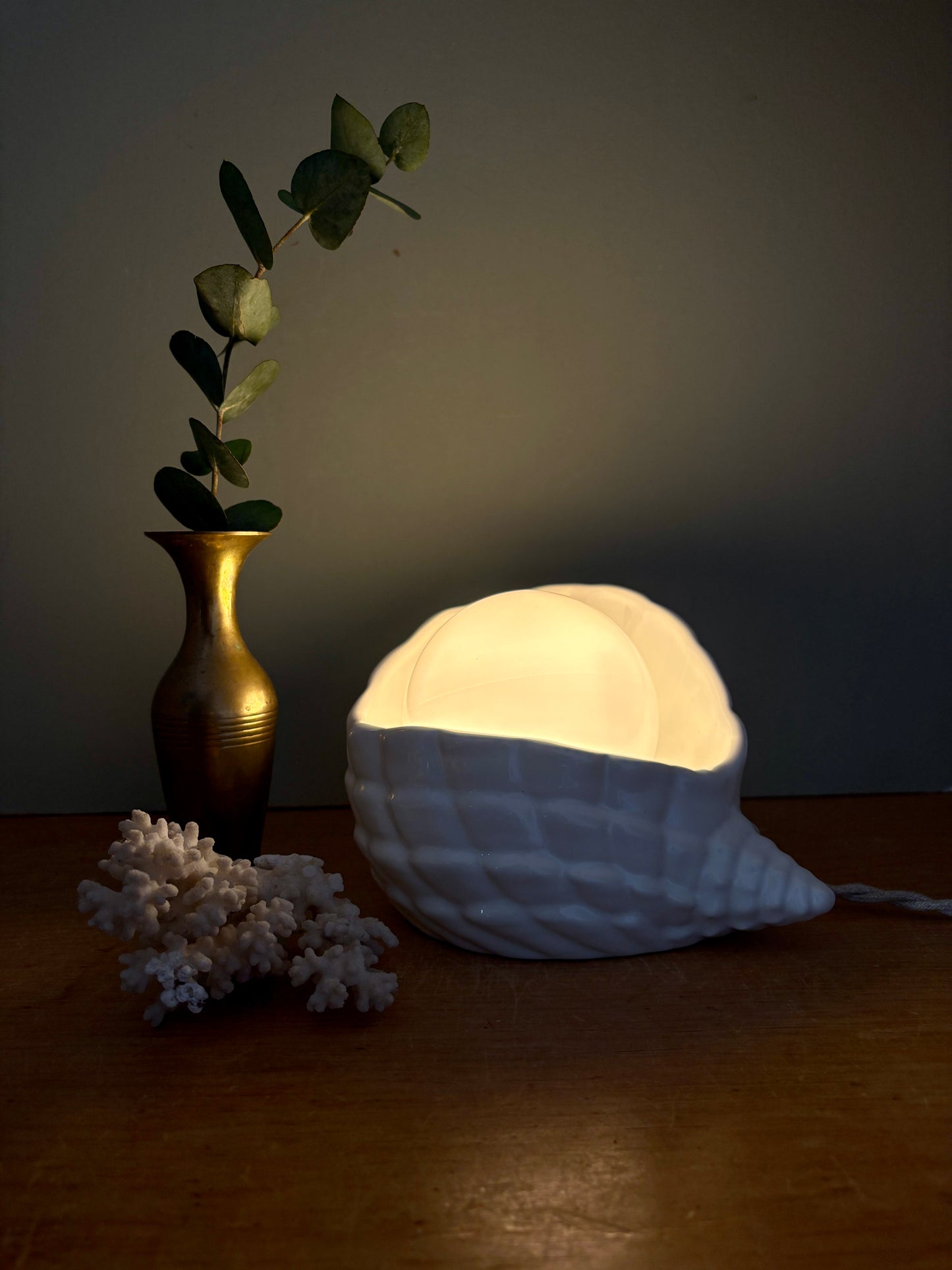 Lampe coquillage vintage en céramique et opaline blanche