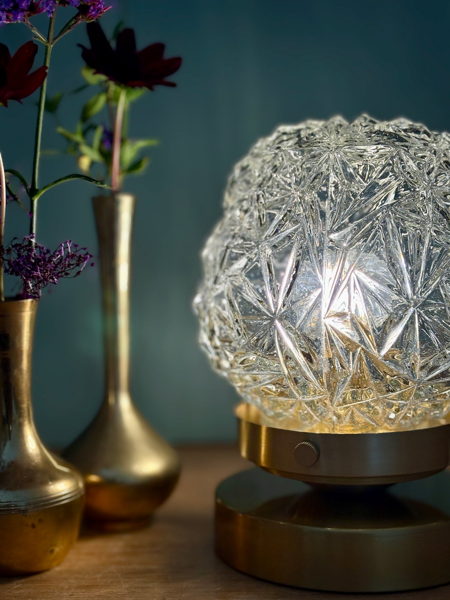 Lampe à poser globe vintage en verre moulé