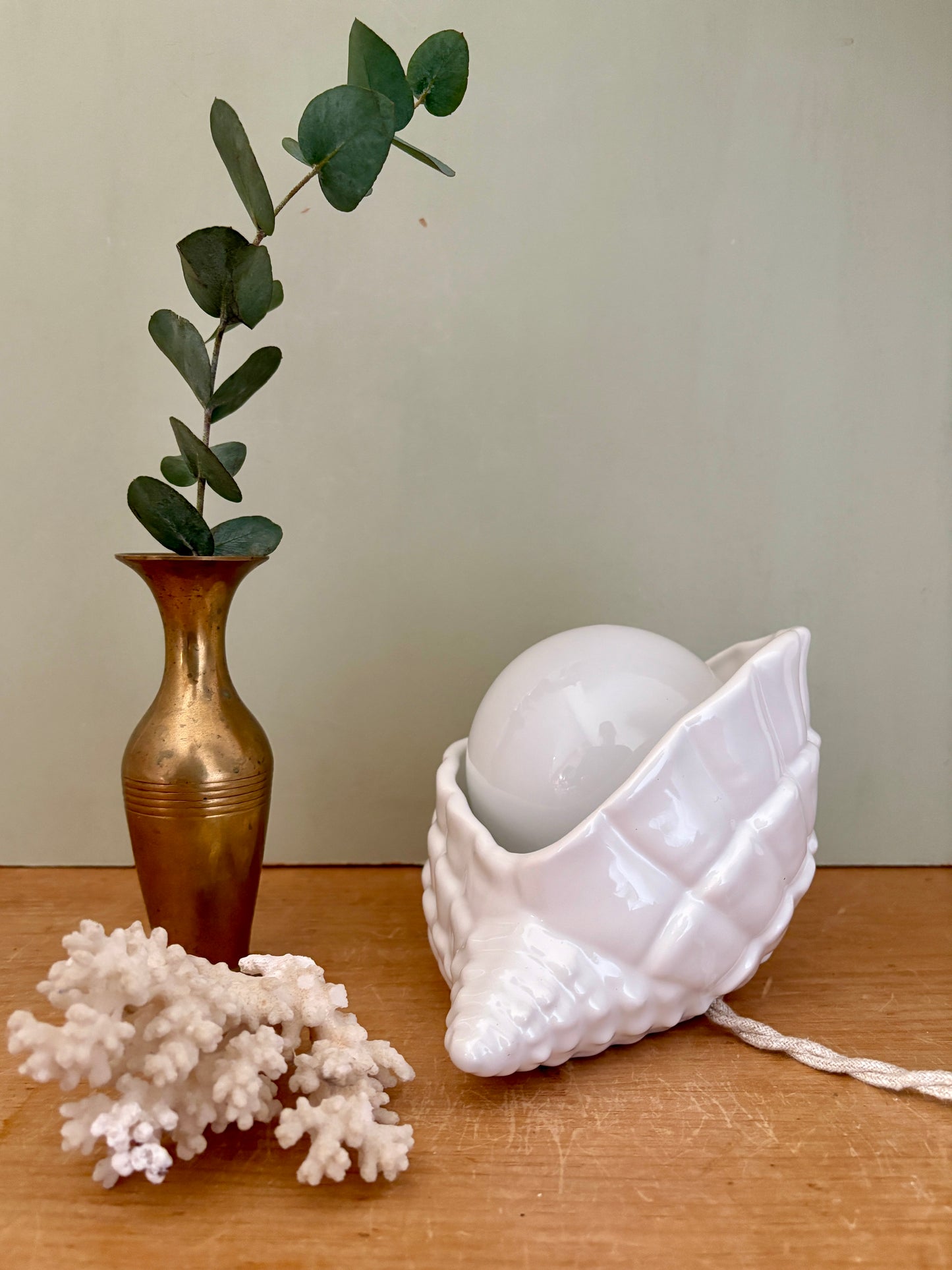 Lampe coquillage vintage en céramique et opaline blanche