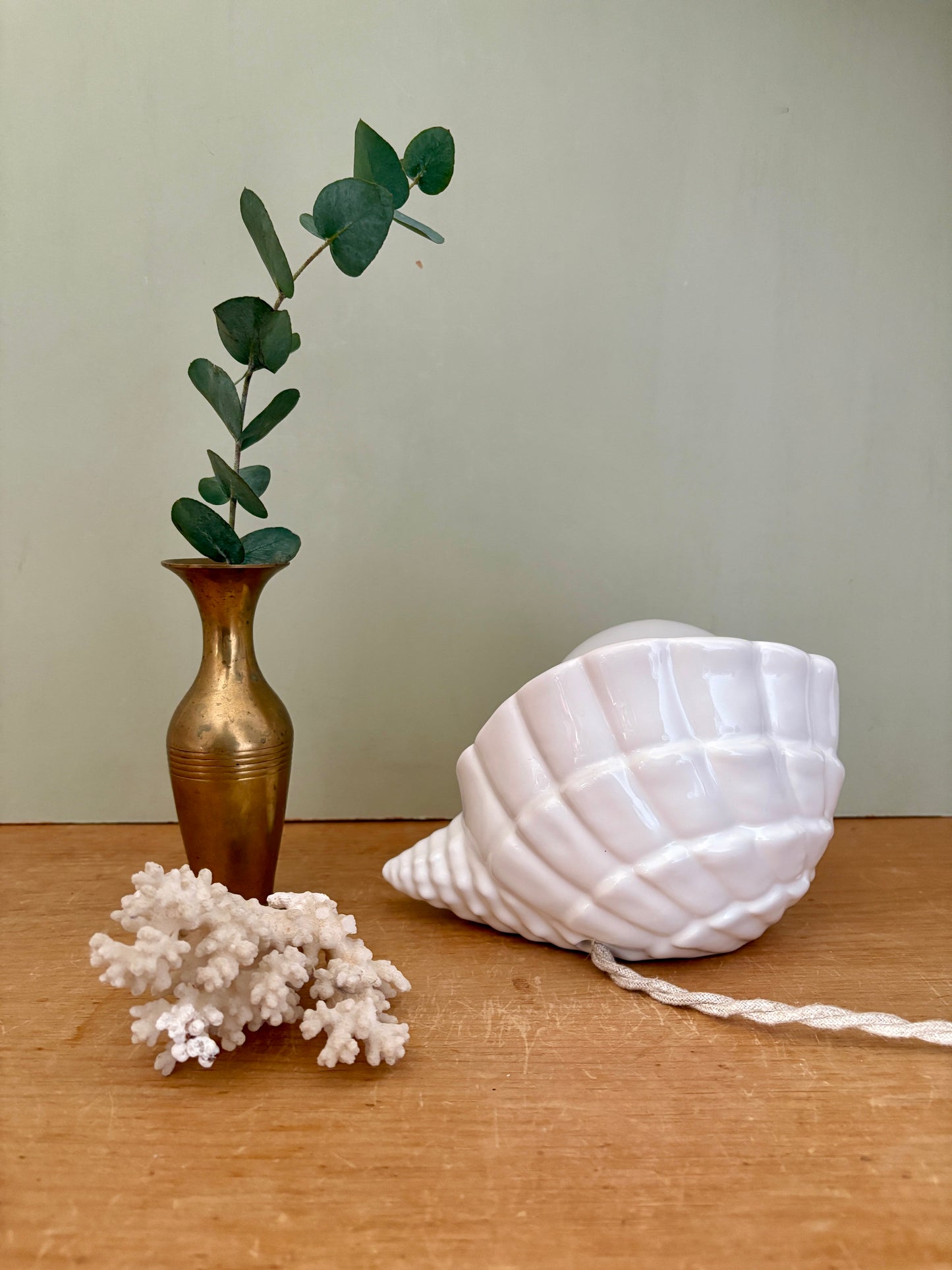 Lampe coquillage vintage en céramique et opaline blanche