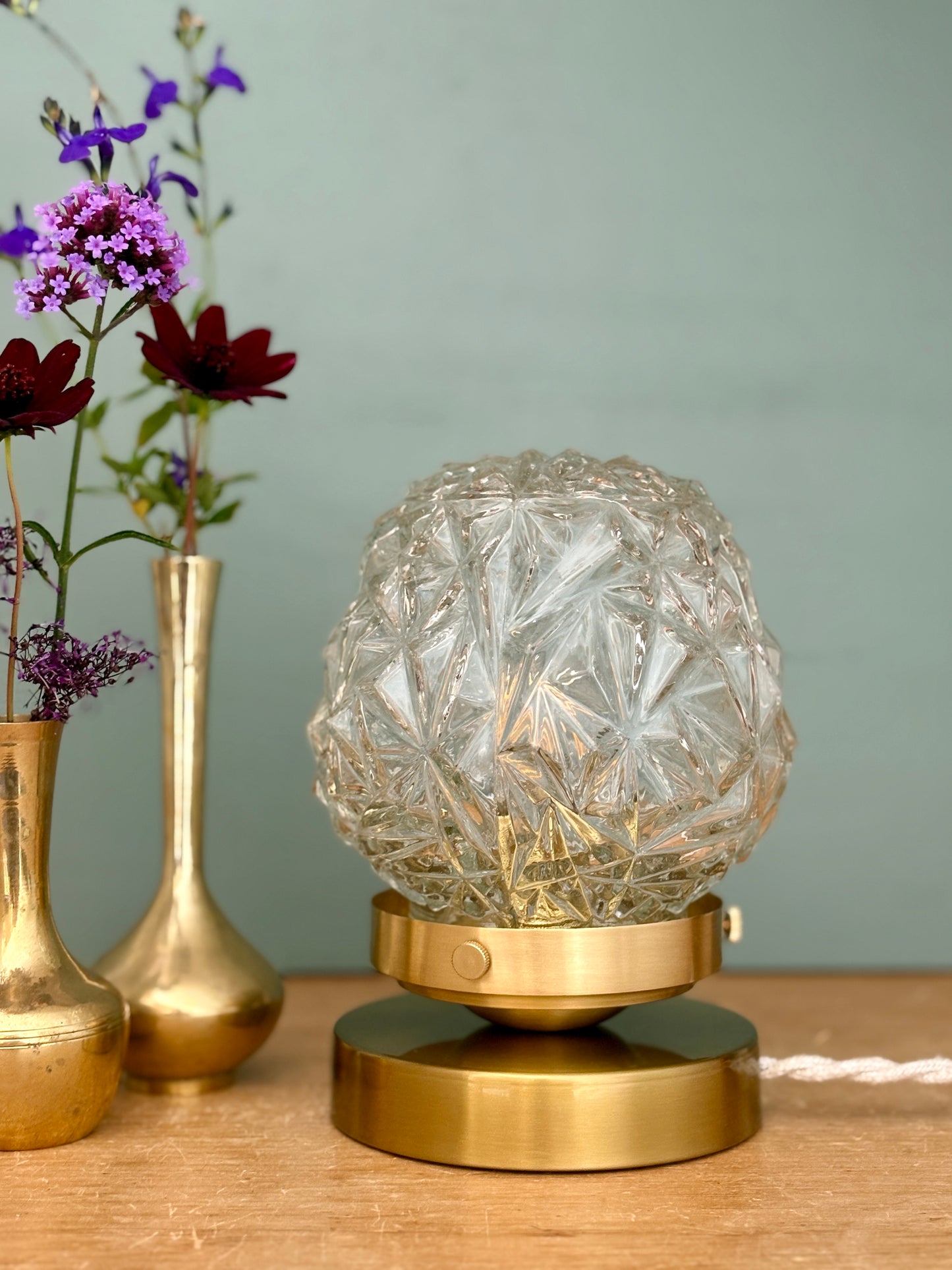 Lampe à poser globe vintage en verre moulé