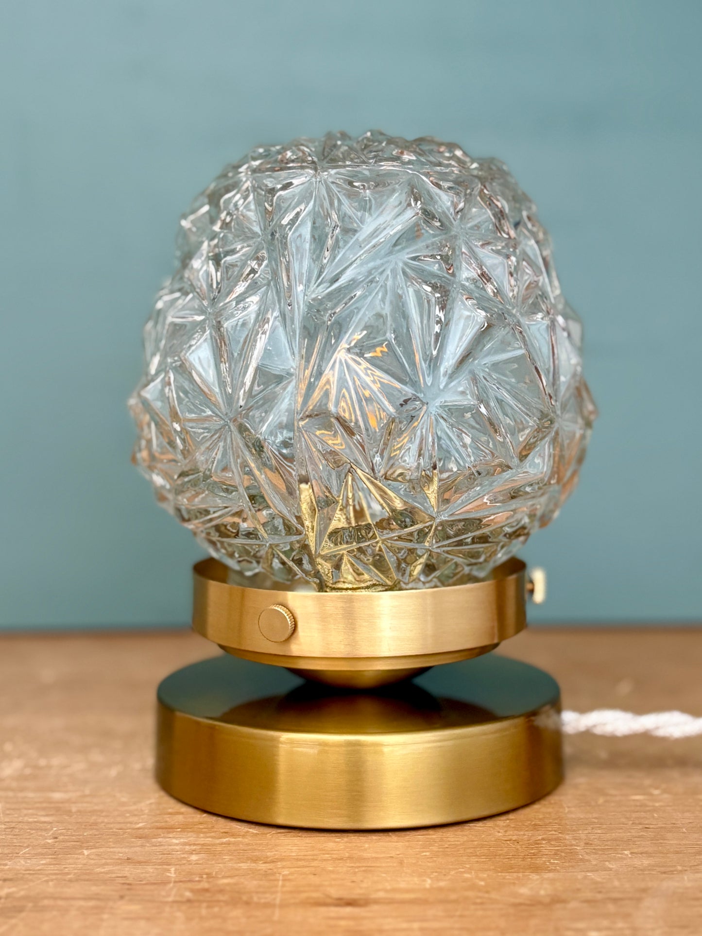 Lampe à poser globe vintage en verre moulé